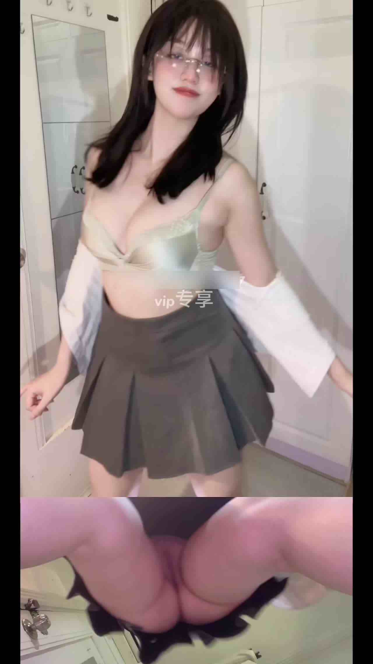  乖乖女回家后的制服热舞诱惑 的剧照9