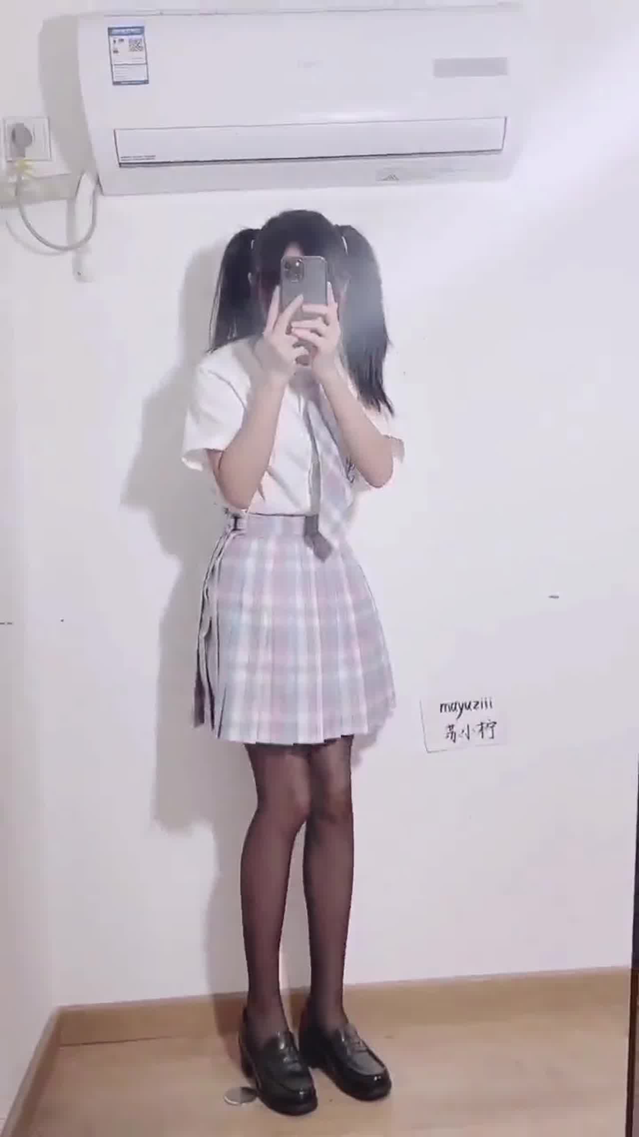  苏小柠 双马尾萝利不是白虎 的剧照4