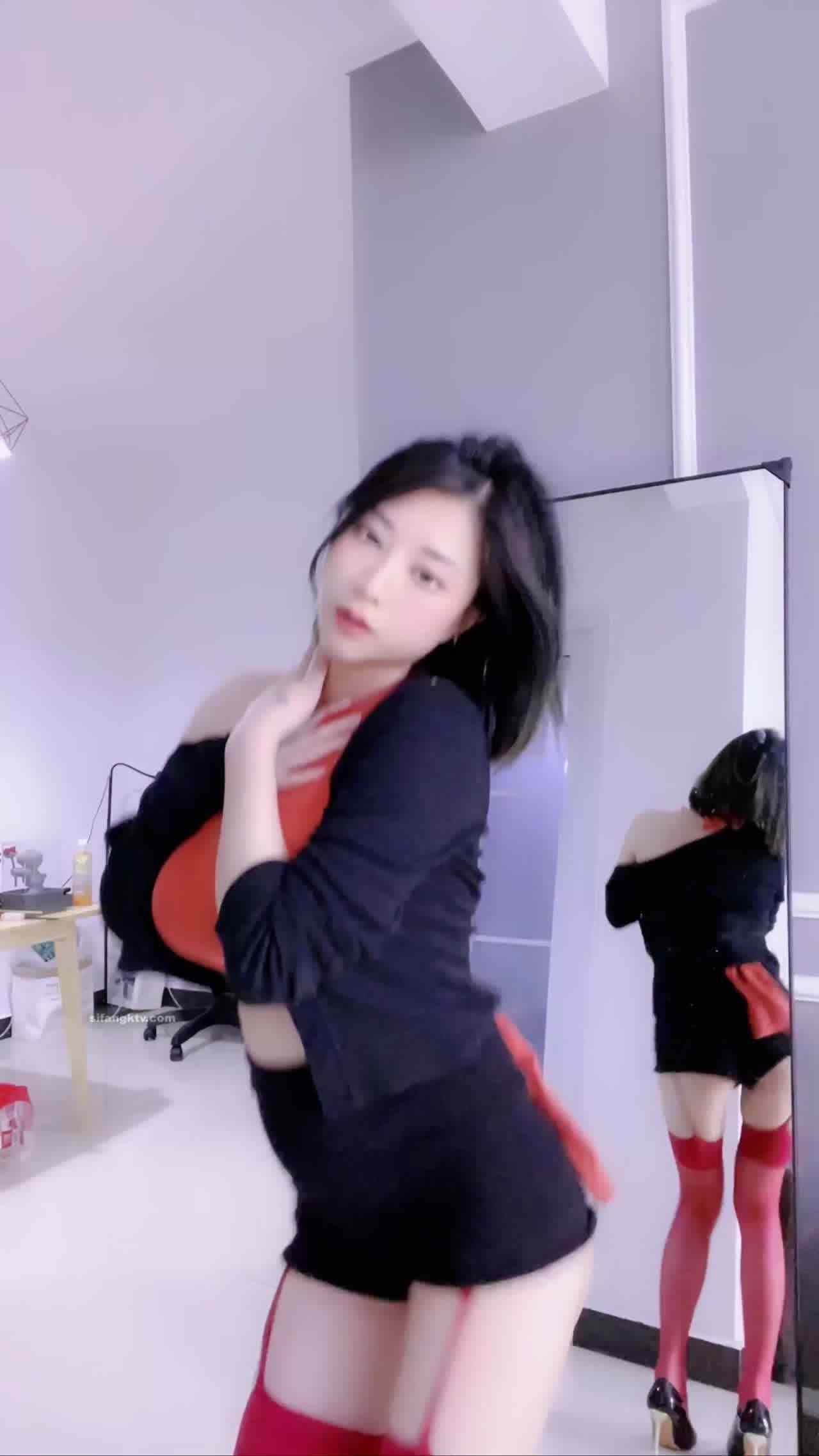  【女友怎么穿．夏】超美姊姊性感热舞红色调带袜 的剧照3