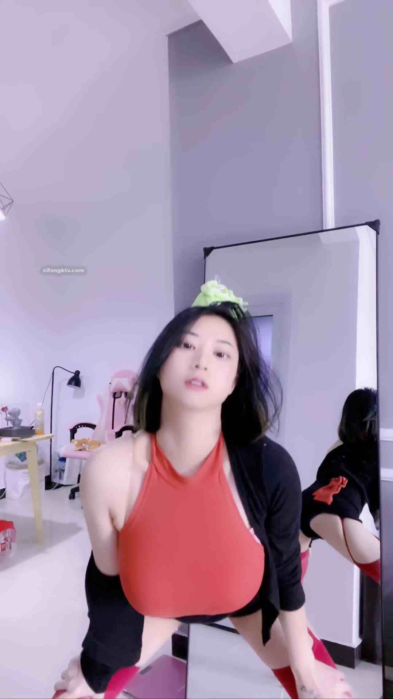  【女友怎么穿．夏】超美姊姊性感热舞红色调带袜 的剧照7