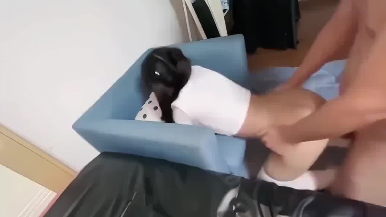  双马尾小萝莉，被肥猪爸爸拽着马尾辫，爆操 的剧照7