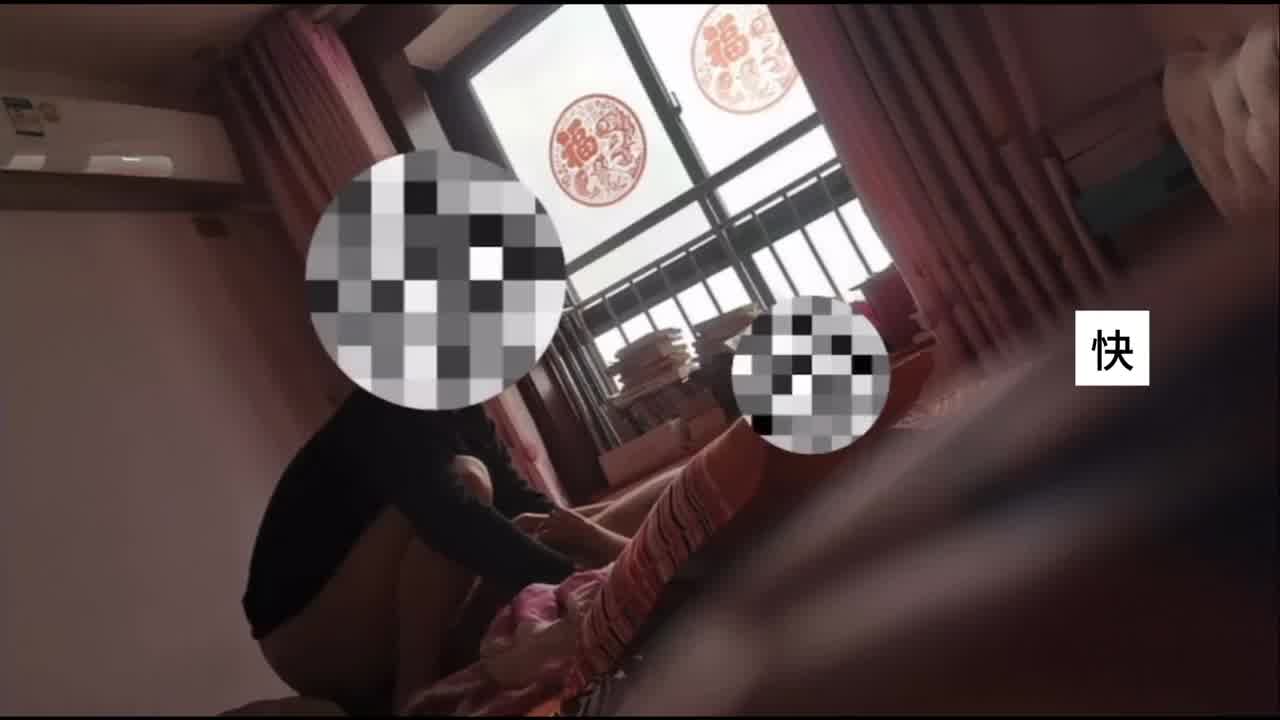  父女乱伦郑州真实强上女儿事件，突然锁门，然后强推脱衣服，女儿一直在哭不要，父亲不断pua就当吃棒棒糖 的剧照6