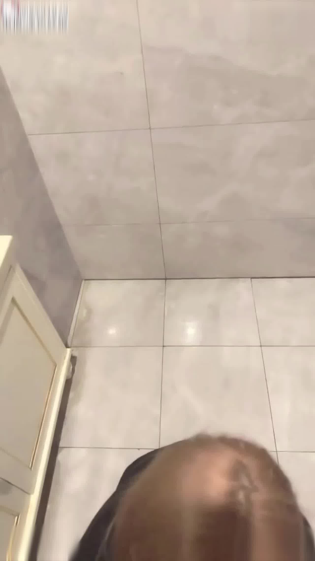  把KTV包房公主带到厕所干了，口交效果极佳 的剧照5