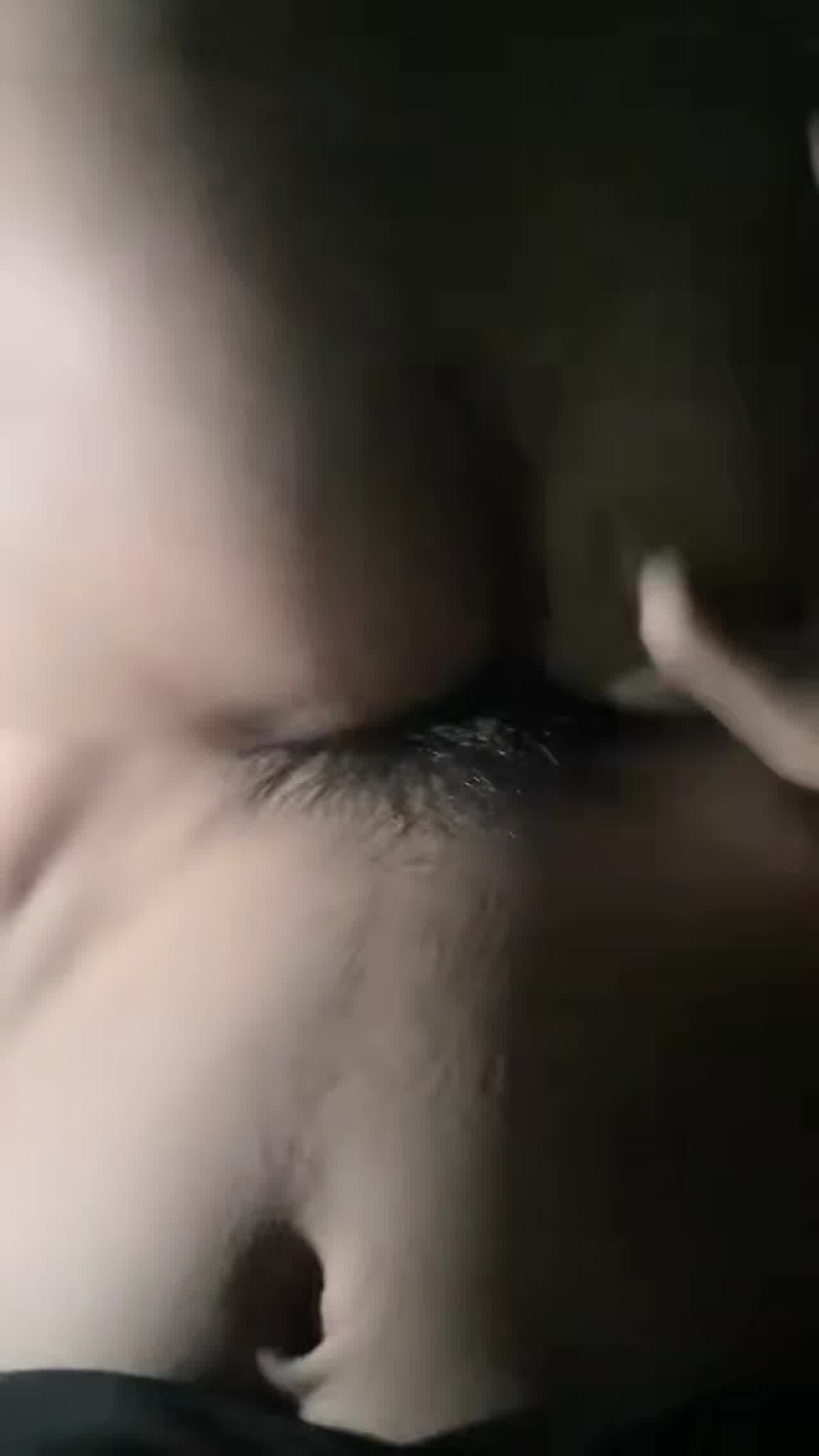  极品淫骚网红妹妹！户外车上吃屌车震 的剧照2