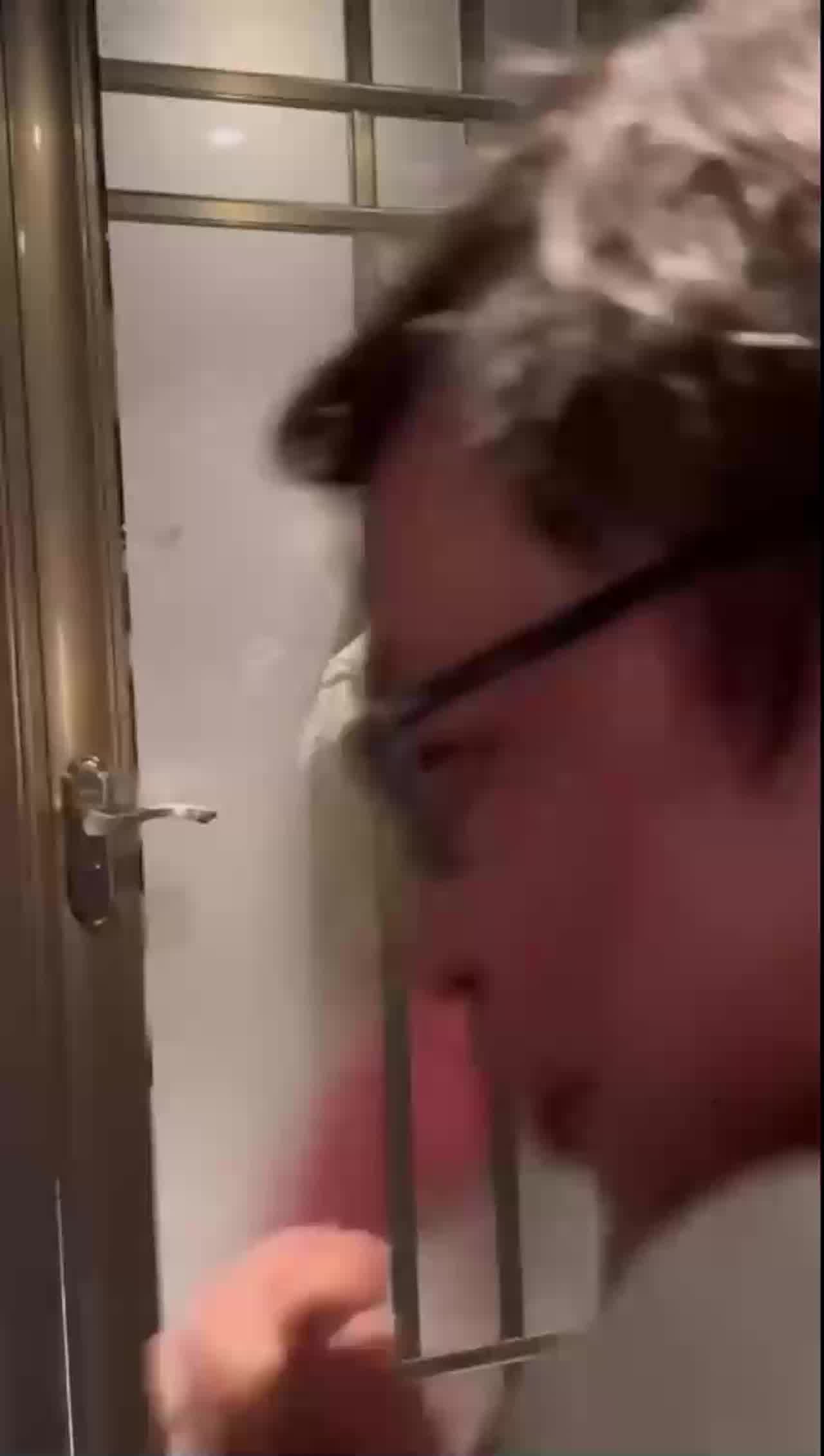  为什么不去酒店开房呢？非要霸占公共厕所，被拍了吧 的剧照10