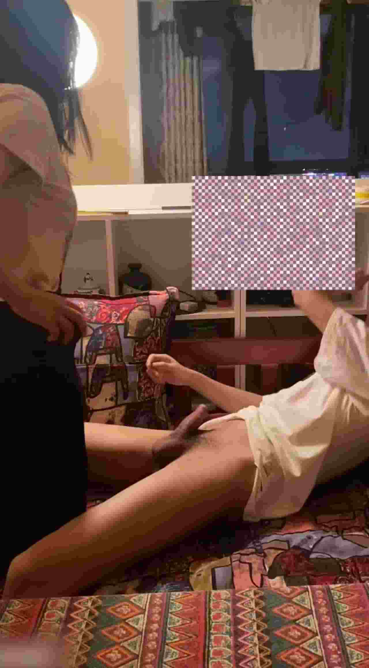  91约炮大神在家做爱不满足跑去楼梯附近 的剧照3