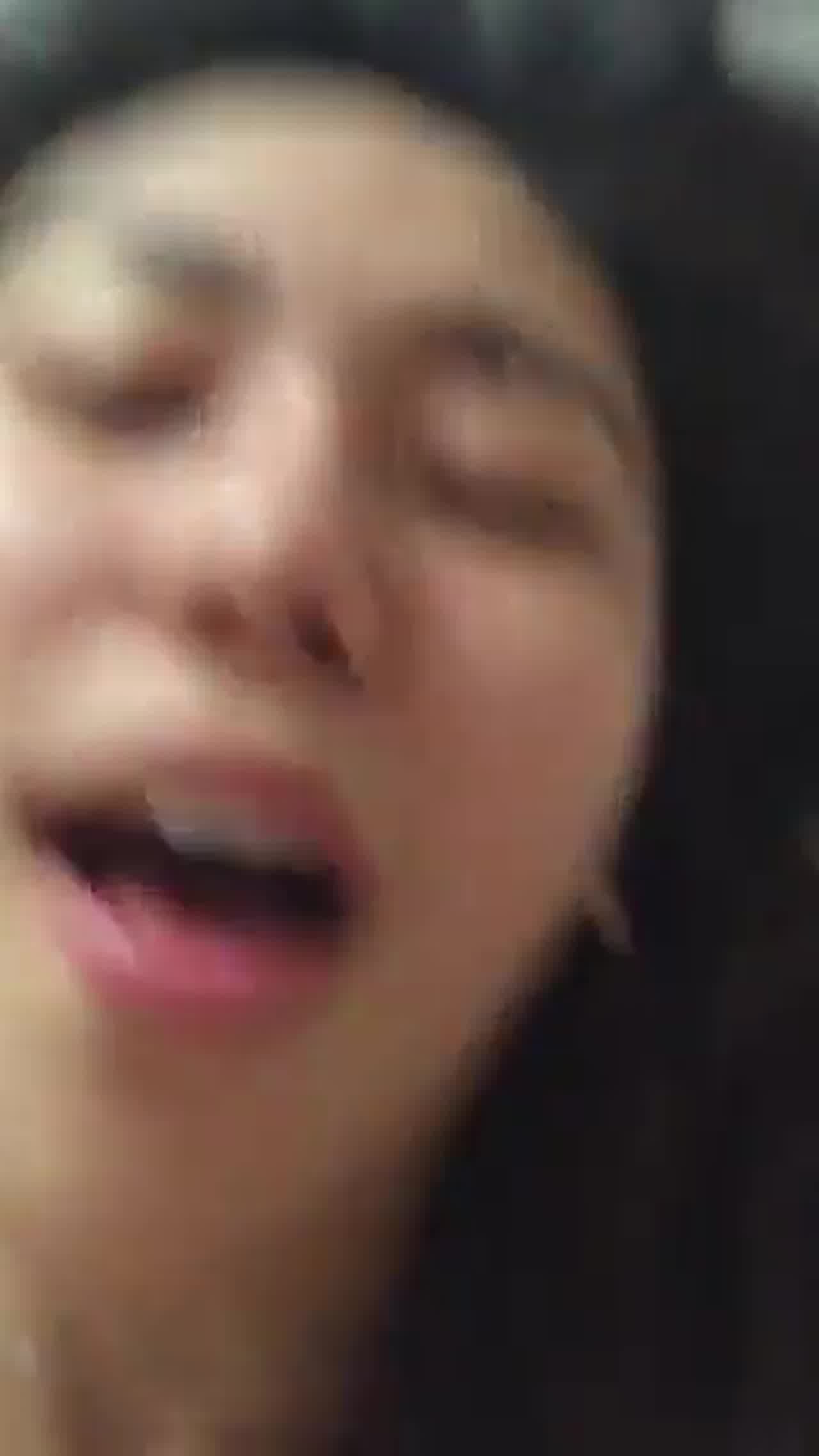  淫荡的表情实在受不了 的剧照2