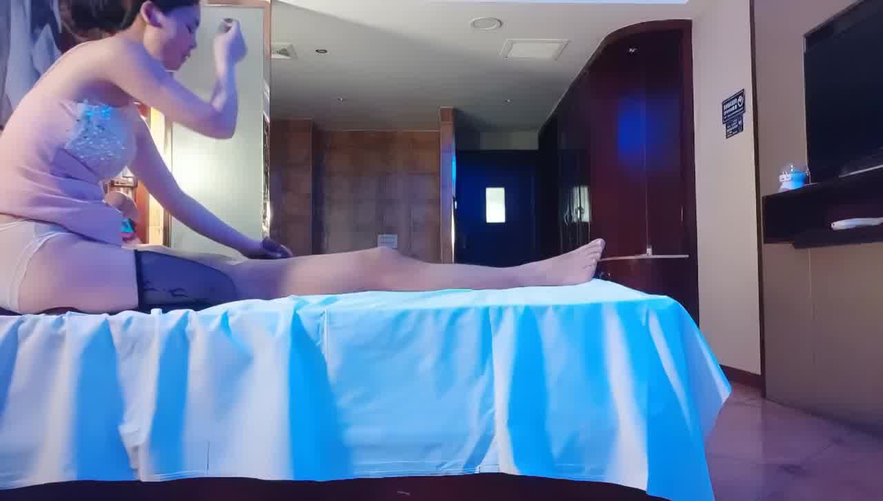  抓龙筋？极品美臀女技师，长相甜美按摩调情，翘屁股后入套子掉了内射 的剧照9