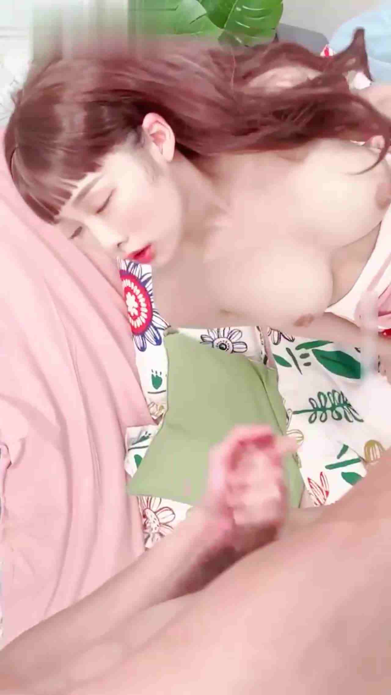  爆操颜射小美女，我男朋友多没你射这么多诶！ 的剧照9