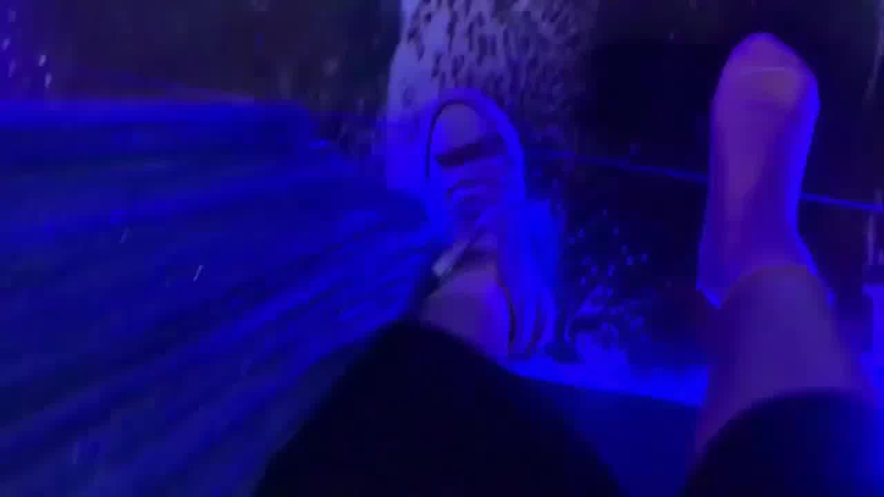  我朋友的媳妇聚会被我们灌醉 这天晚上让给了我 身体太嫩了 的剧照3