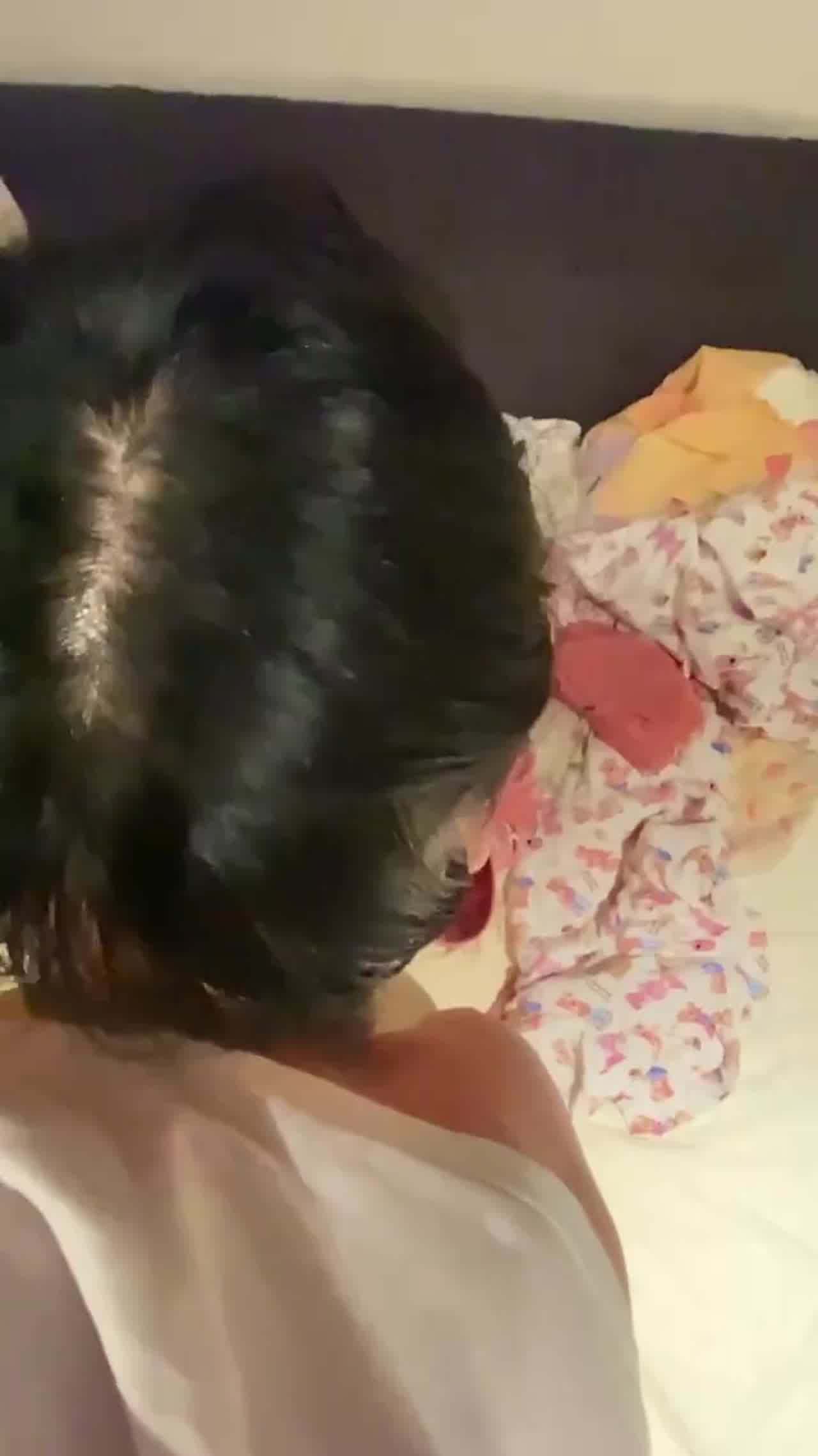  浓厚接吻女友使竟把肉棒插进喉 的剧照3