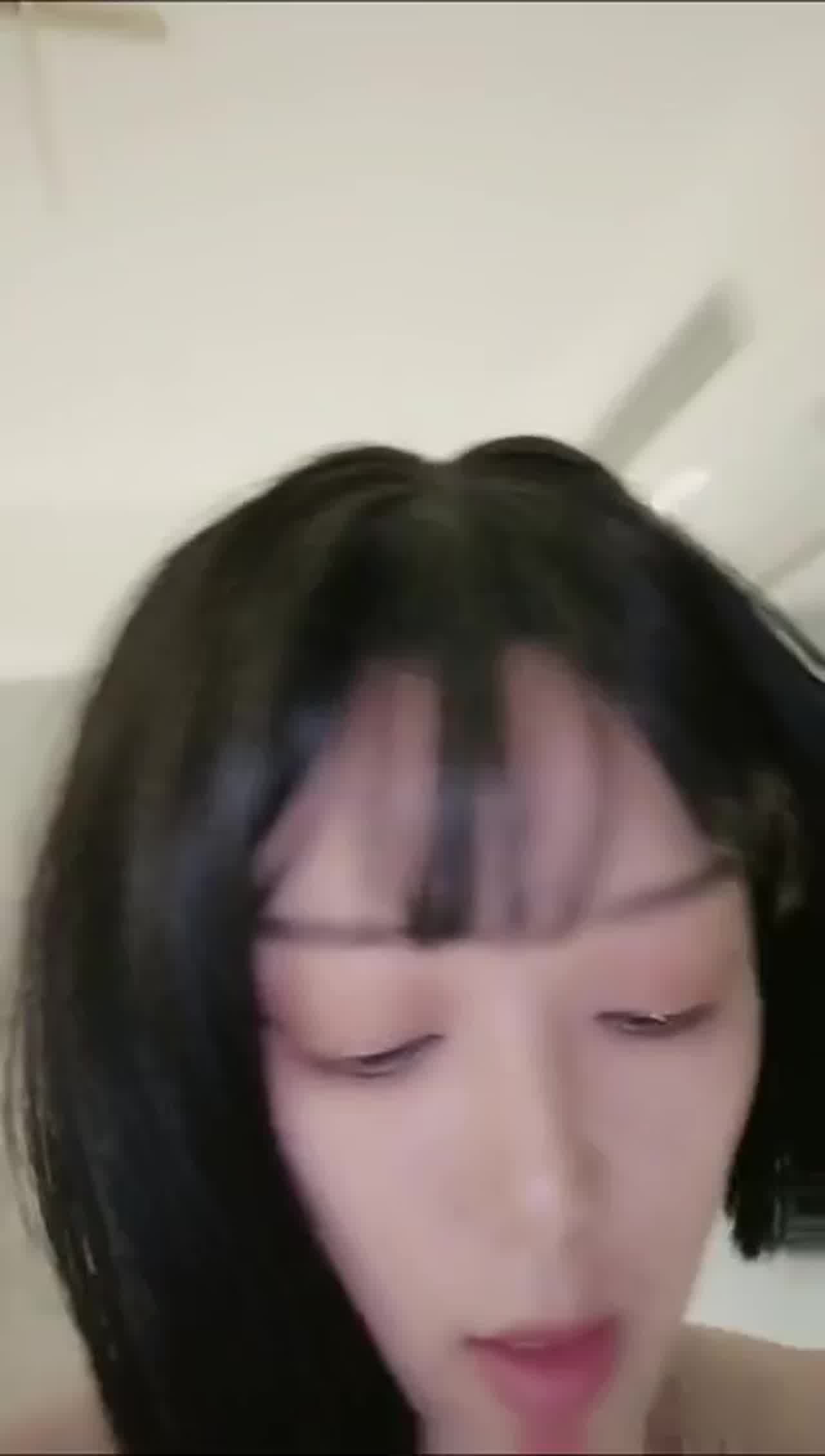  极品大眼短发正妹福利视频 的剧照2