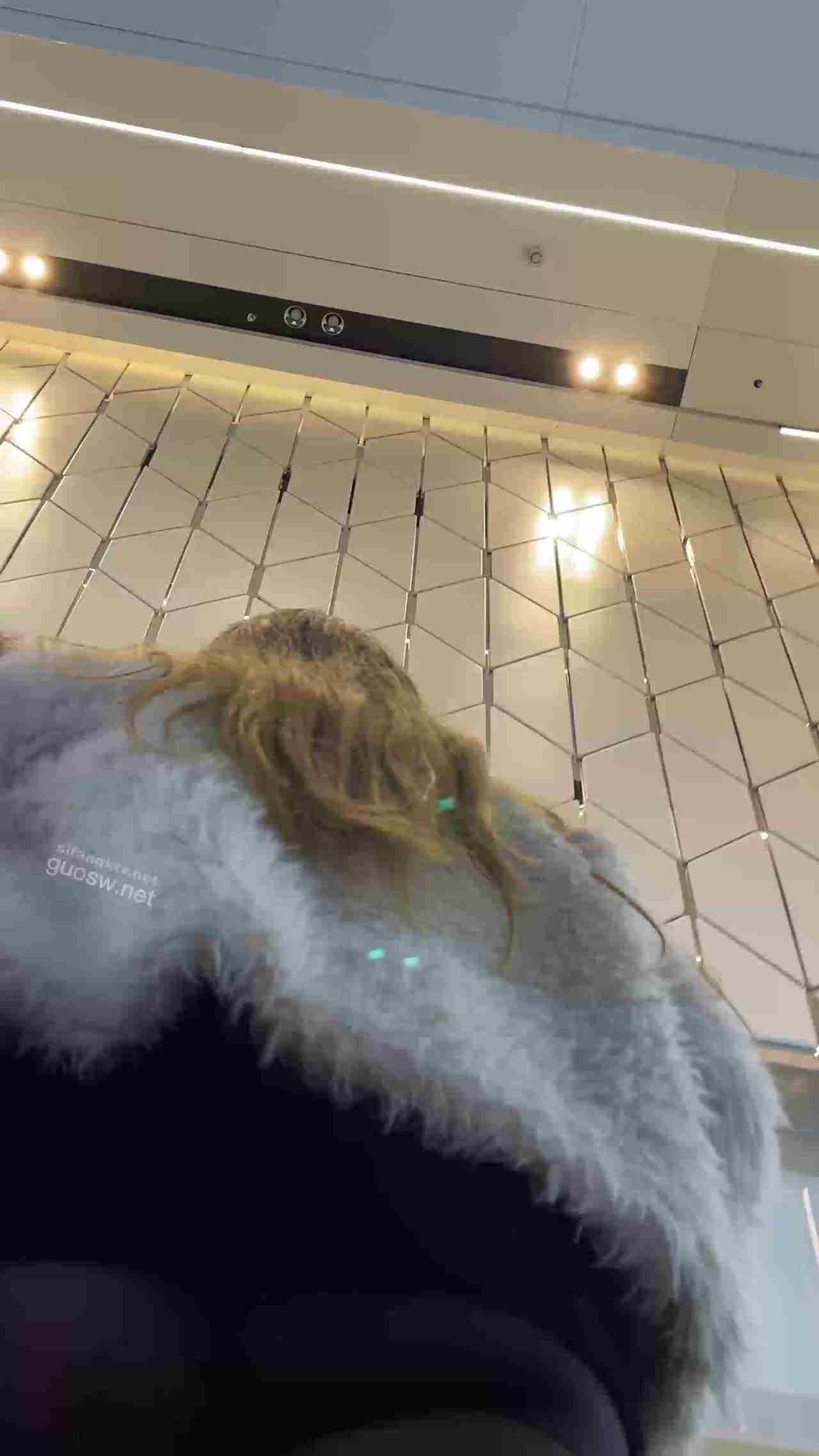  偷拍y2k少女逛街裙底走光 的剧照2