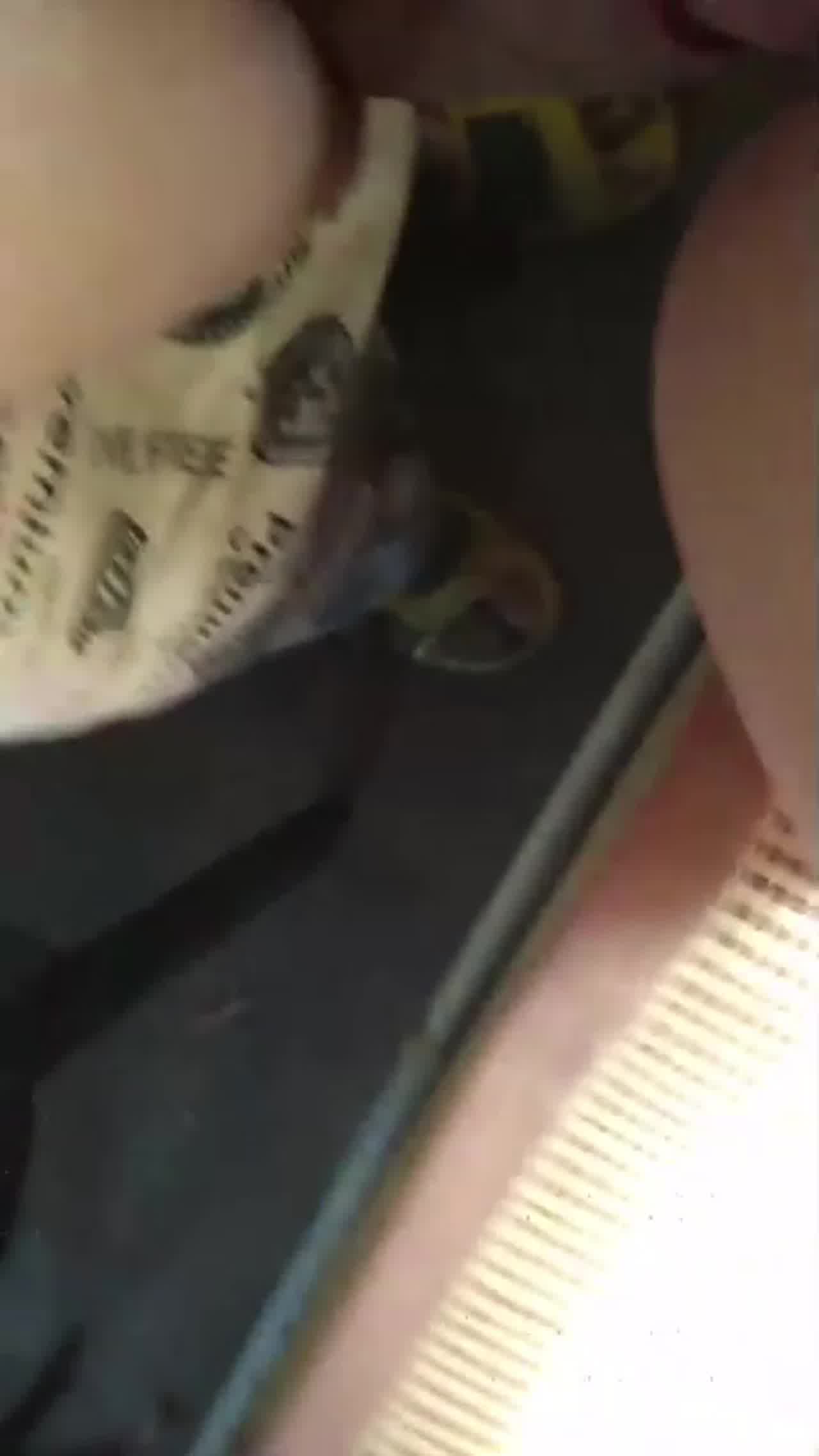  【高清首发】借给刚上职中的侄女玩手机，代价就是玩她粉白小奶子艹的她嗷嗷叫说我有病！对话有意思！ 的剧照3