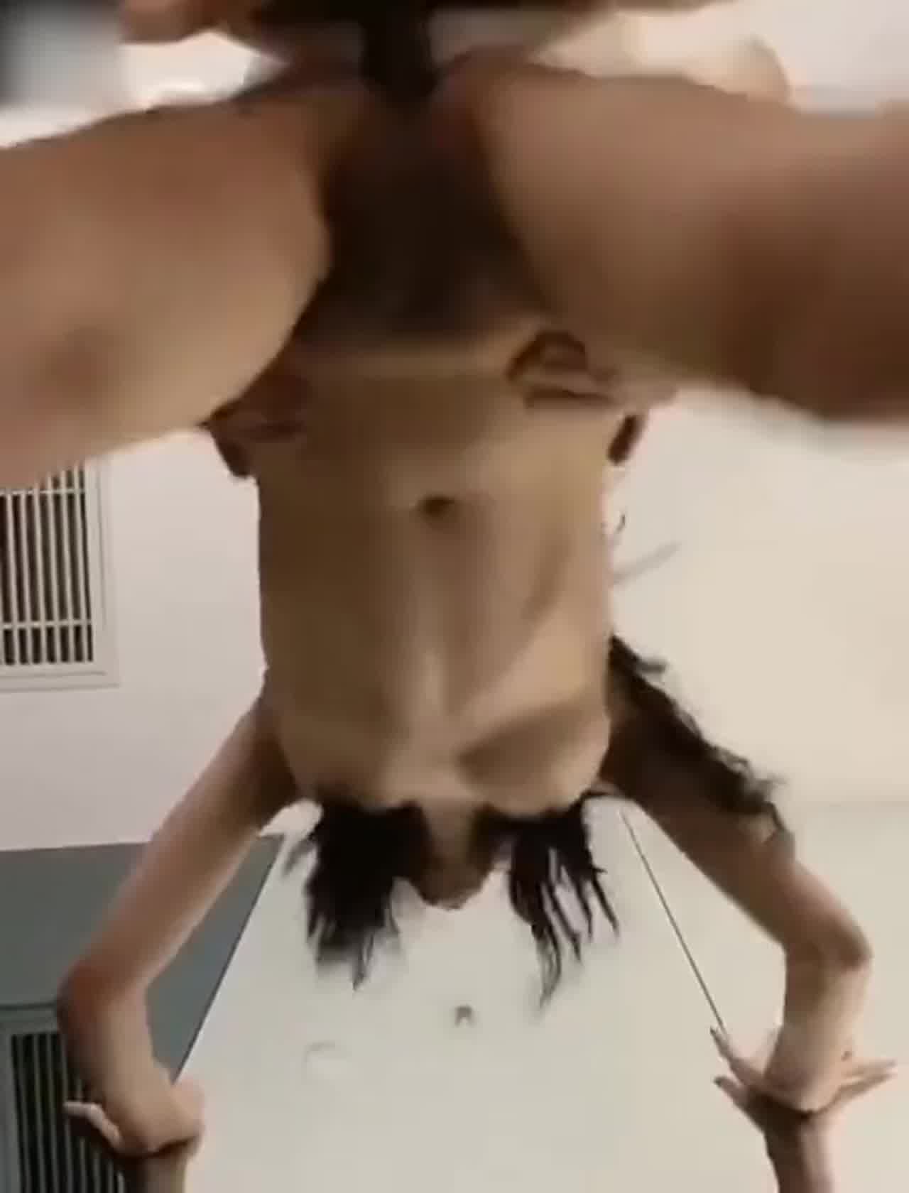  镜子前小姐姐被日惨了 的剧照7