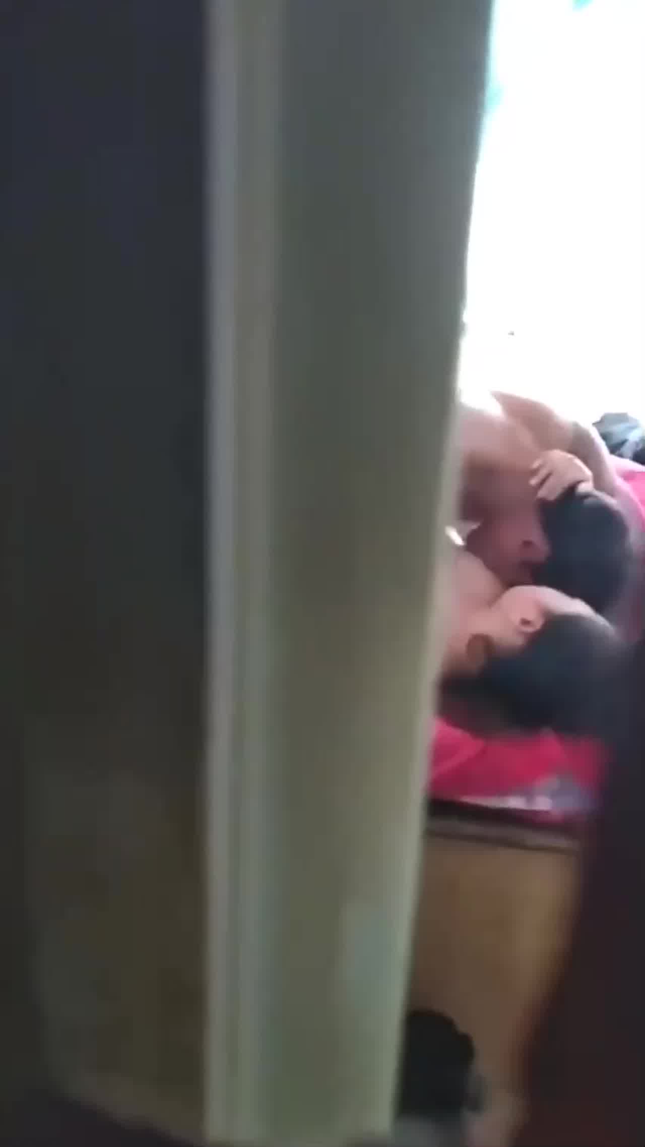  发现媳妇出轨了 媳妇还不知道 我受不了了 给我推一会儿_躲在衣柜里拍下媳妇与人出轨的视频 的剧照8