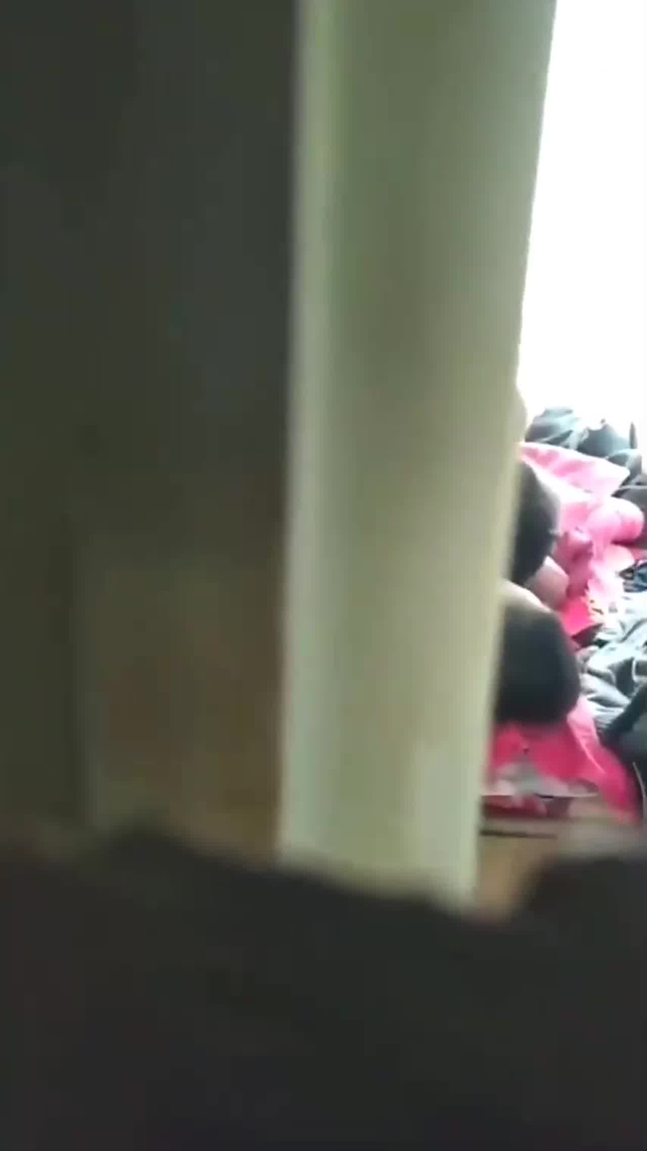  发现媳妇出轨了 媳妇还不知道 我受不了了 给我推一会儿_躲在衣柜里拍下媳妇与人出轨的视频 的剧照9