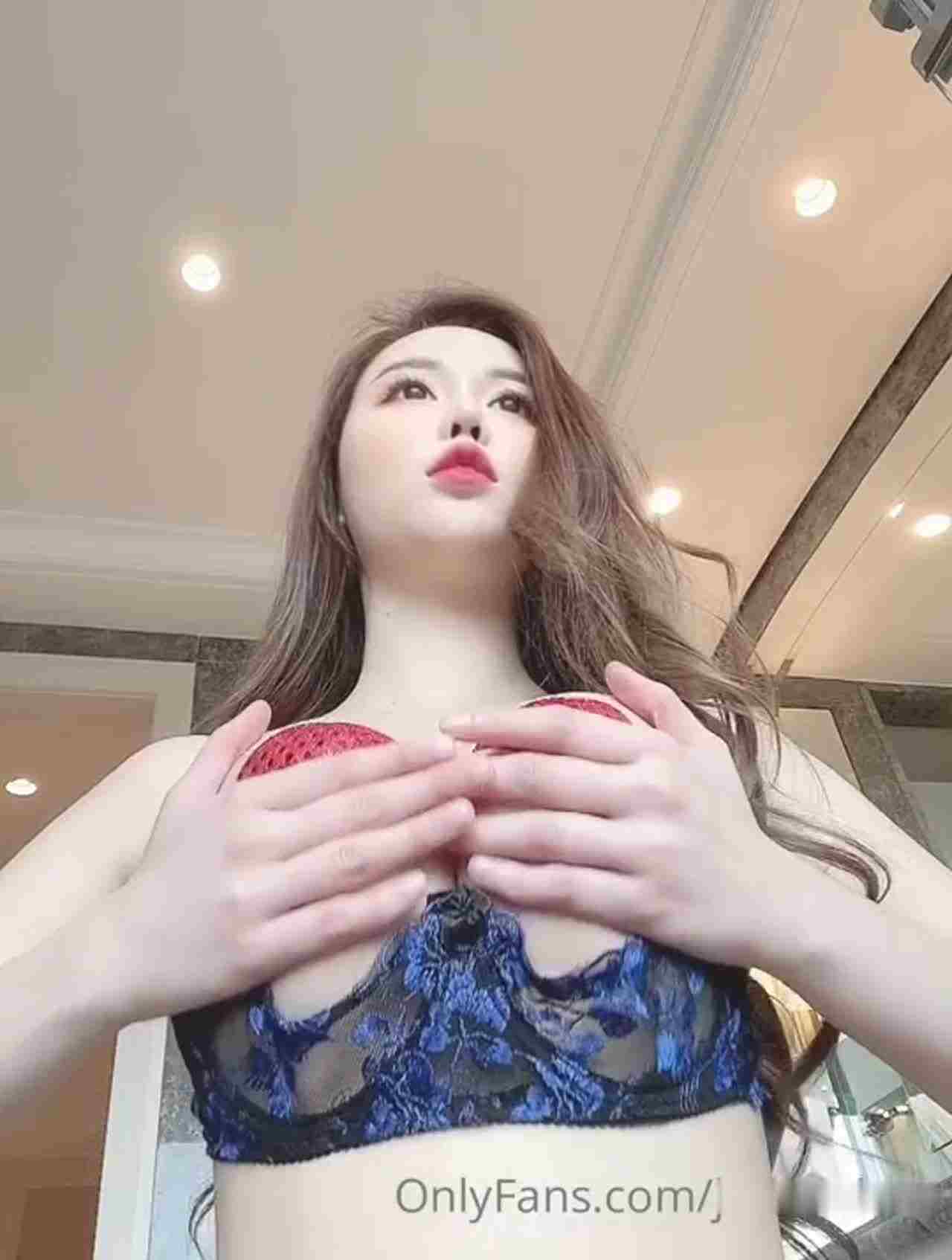  骚气周甄娜 傲人双峰自信露出 的剧照1