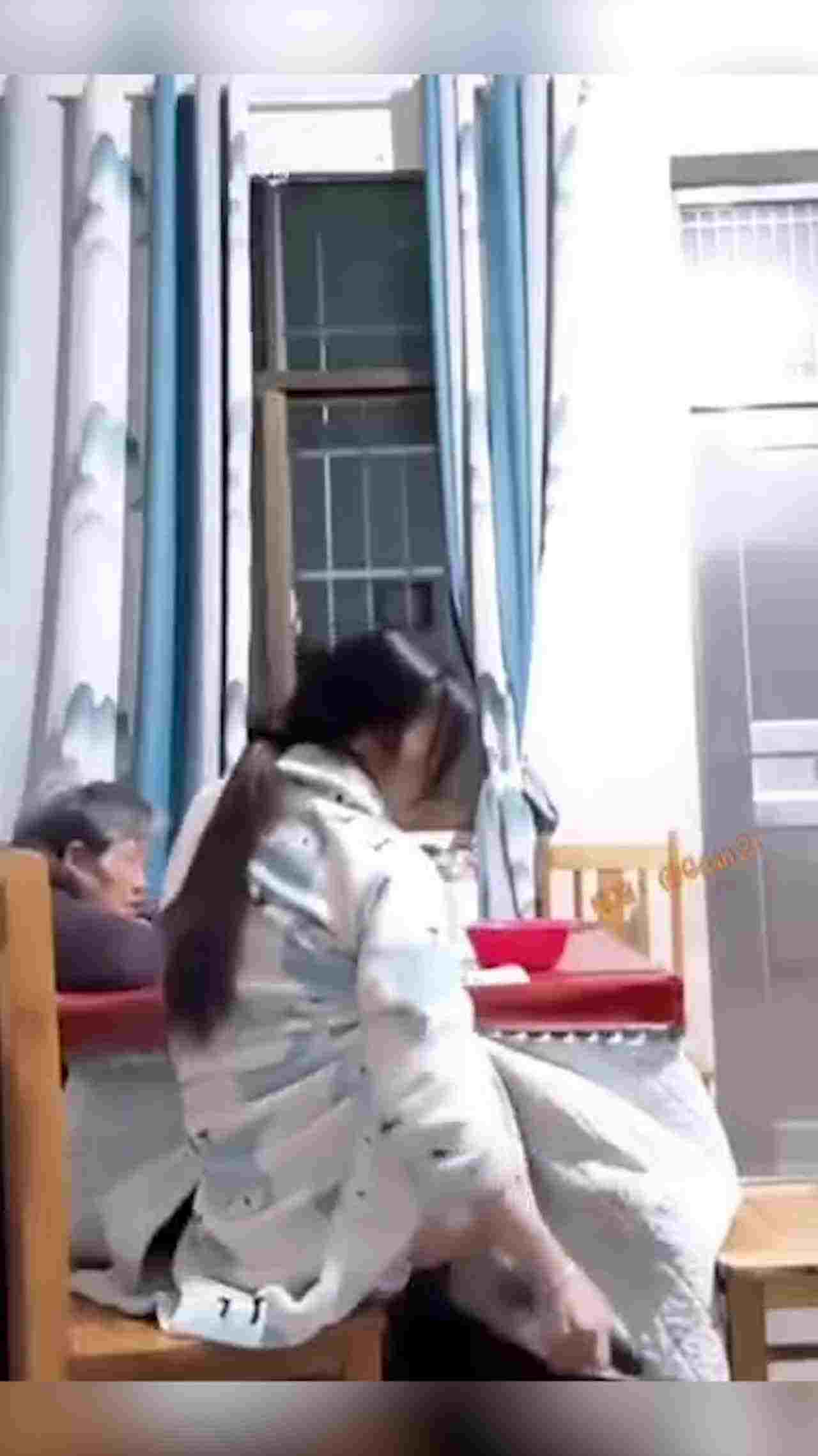  陪老妈看电视嗑瓜子 还摇起屁股用自慰器插逼 拔出来再插进去 贱母狗一条 的剧照3