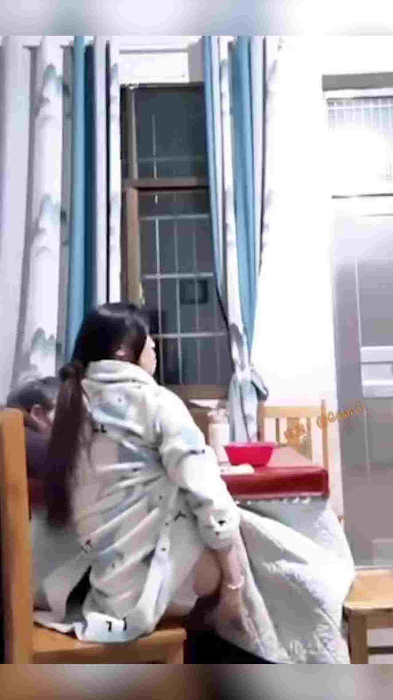  陪老妈看电视嗑瓜子 还摇起屁股用自慰器插逼 拔出来再插进去 贱母狗一条 的剧照5