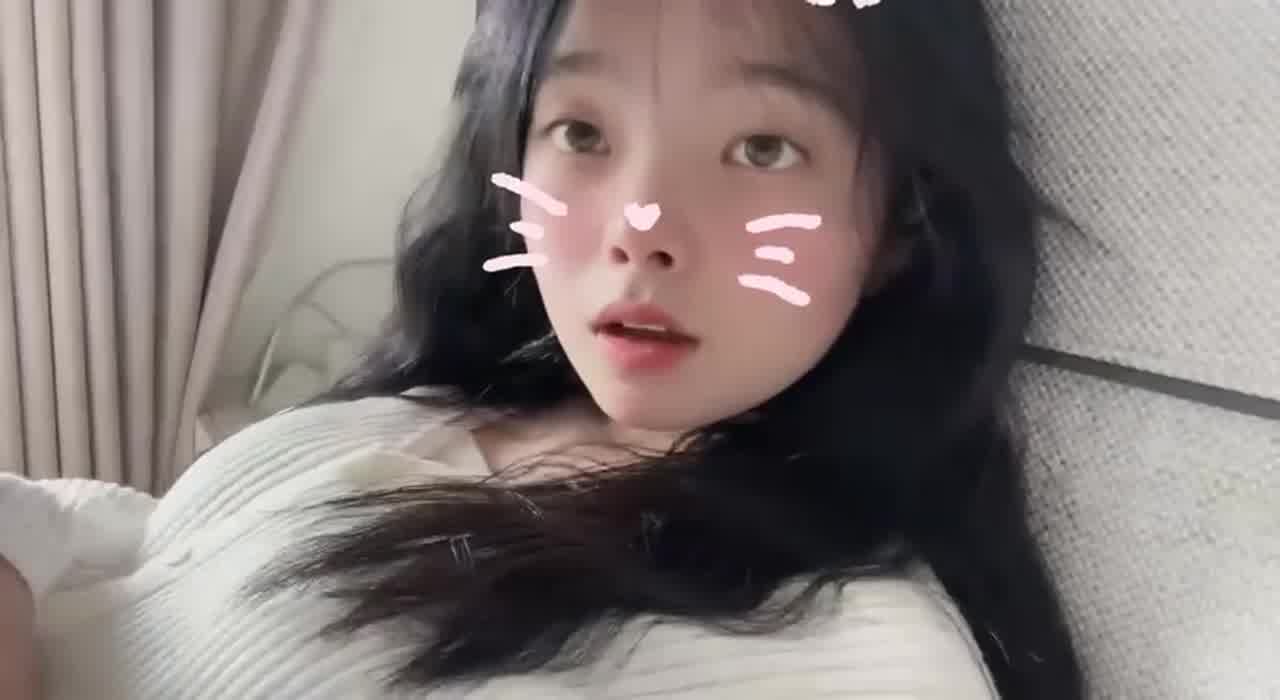  可爱的卷发妹下面也是粉粉嫩嫩 的剧照4