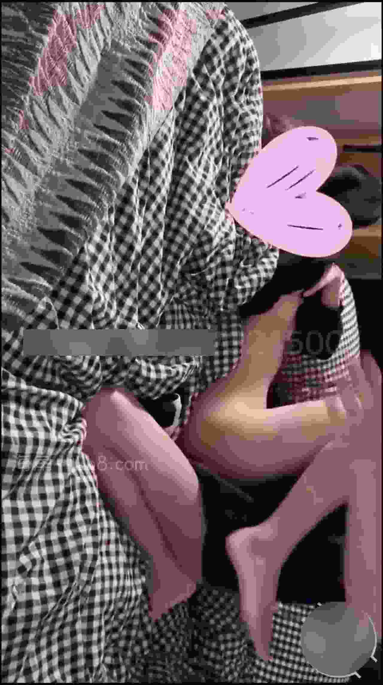  【真实强奸破处亲妹妹】这个是真处女，强行推到妹妹无套插入，操出来好多血，天然嫩穴插几分钟逼都成红色！ 的剧照2