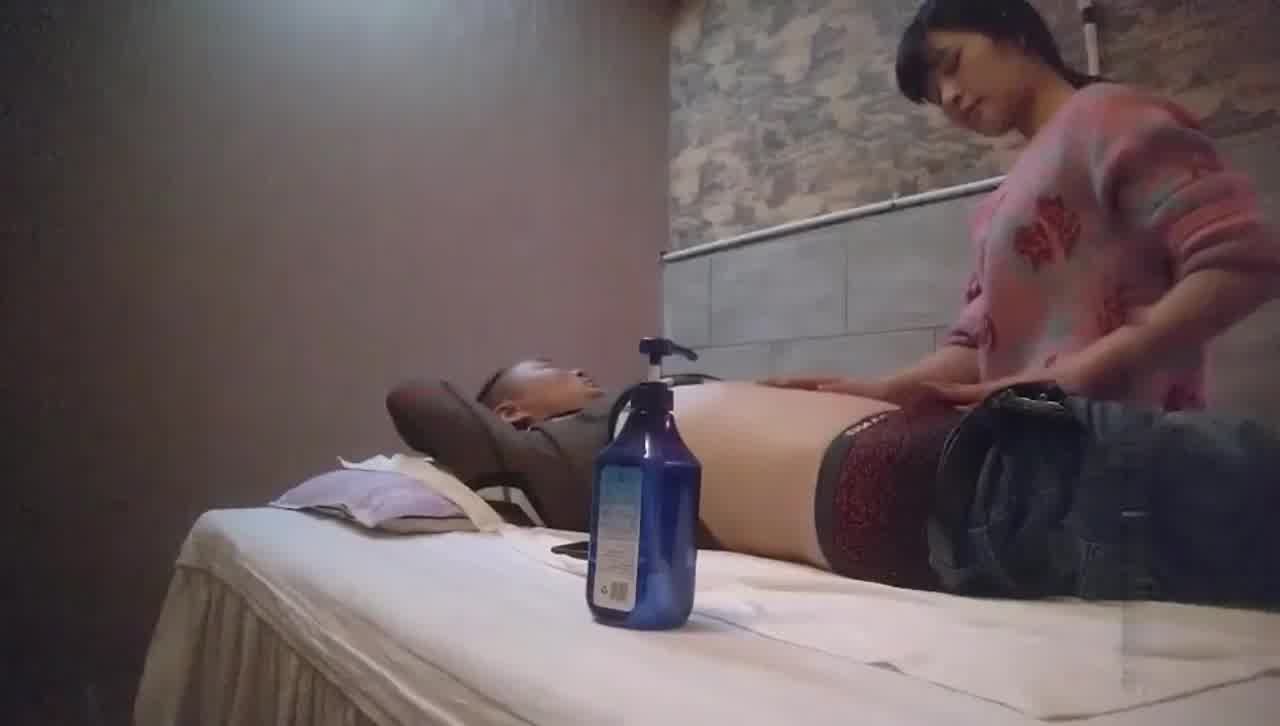  按摩店扶贫，良家小少妇，享受了鸭子的舔穴服务，生猛抽插骚穴，被送到了高潮 的剧照6