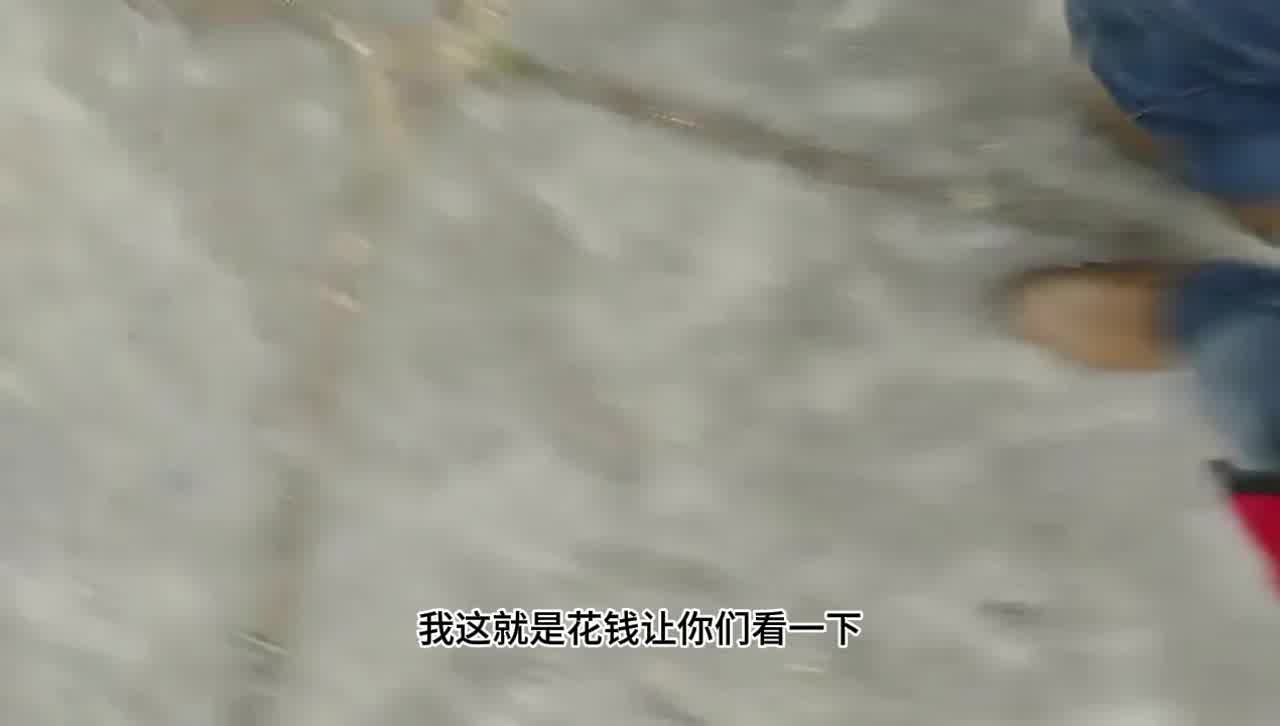  【城中村小超市】 老板娘为维持生活下海，接私活，风韵犹存服务周到，各种姿势配合爆操骚穴。 的剧照4