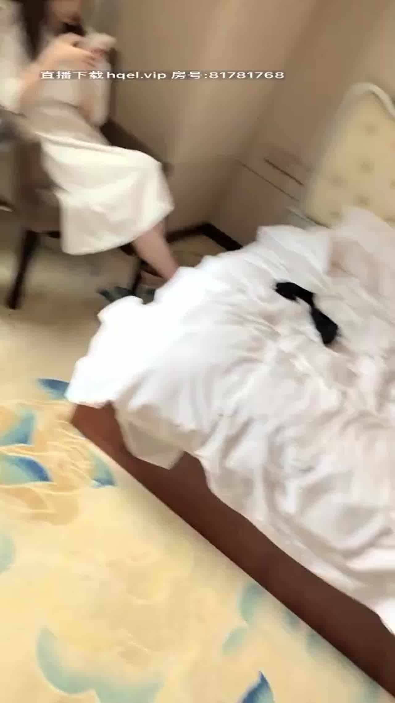  火辣身材甜美D罩杯妹子酒店3P轮流啪啪（一） 的剧照5