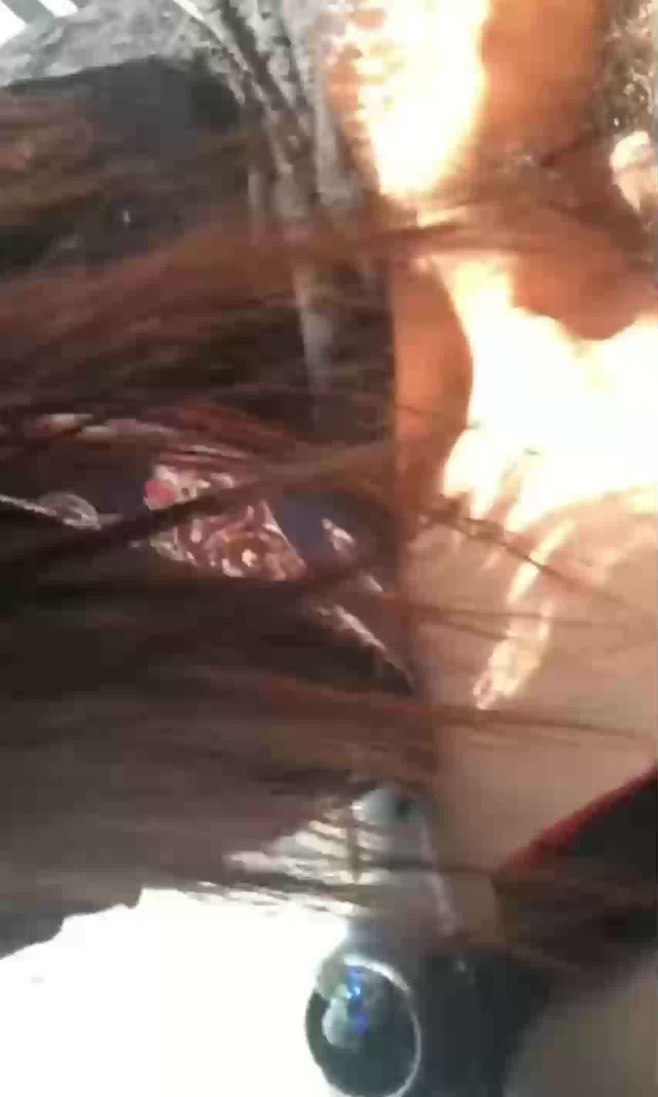  跟老婆户外车震打炮，爽到骚话一堆 的剧照3