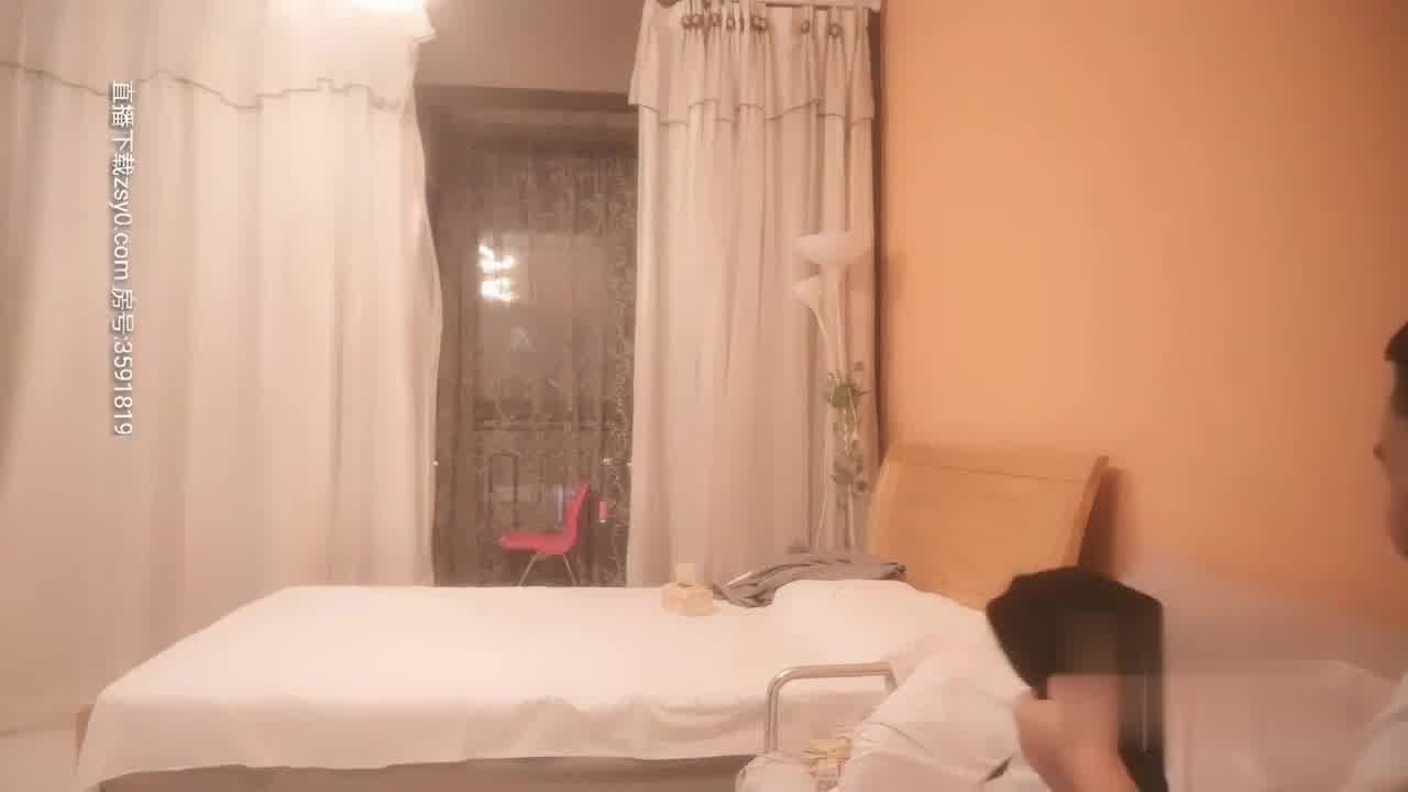  【野狼出击】酒店约炮漂亮外围小姐姐，美胸白嫩温柔体贴 的剧照7