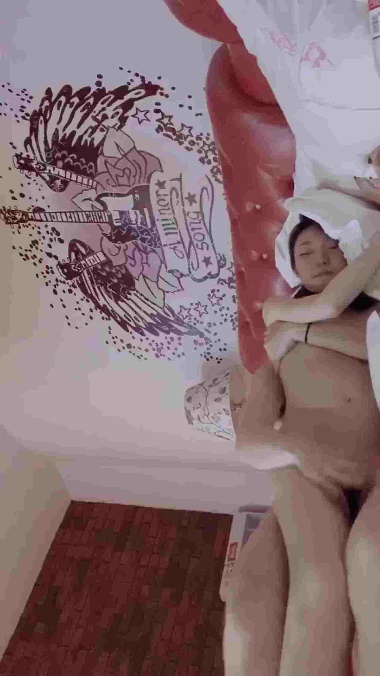  爆操长腿美女，附生活照 的剧照10