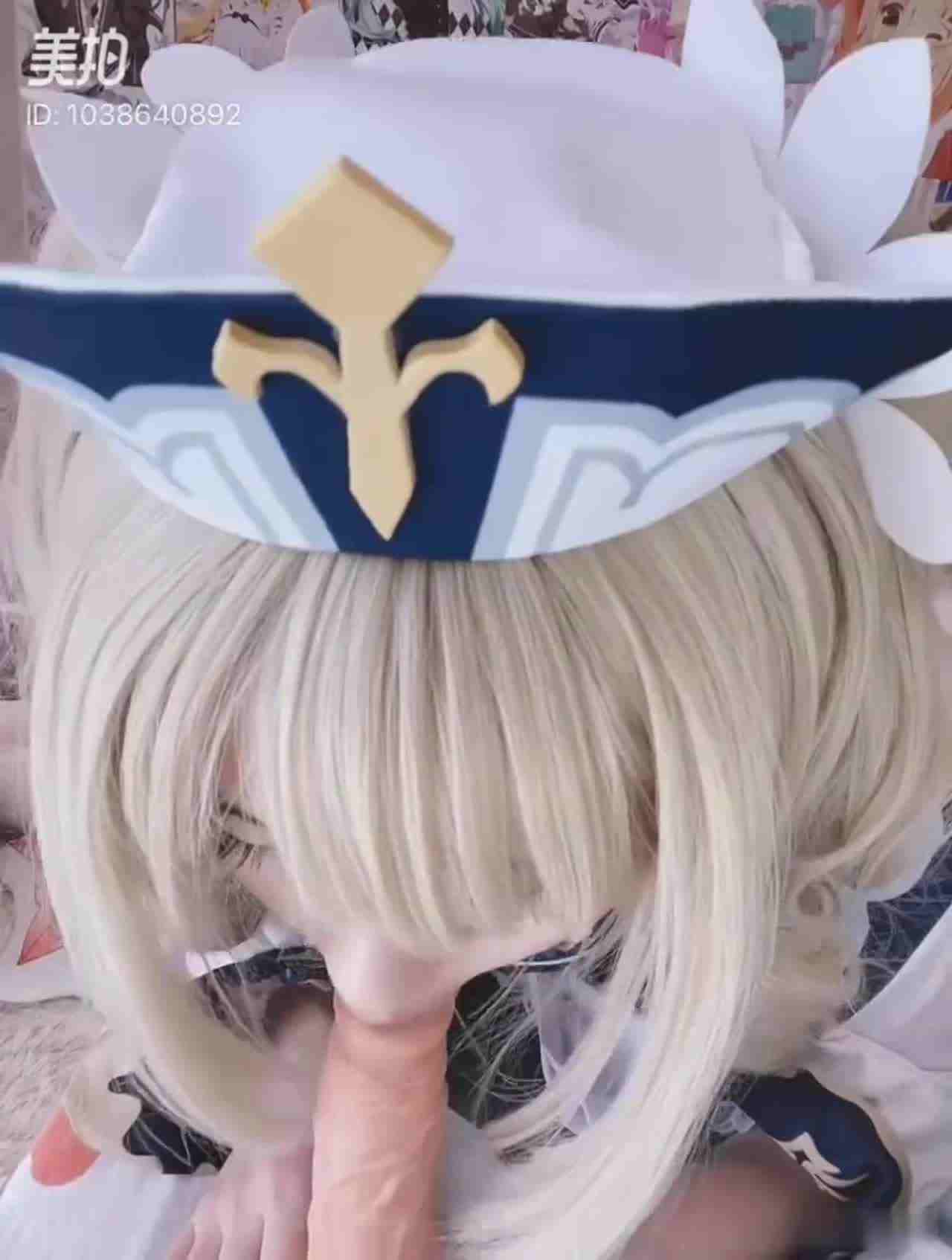  金发女朴狂舔主人送的假鸡巴 的剧照9