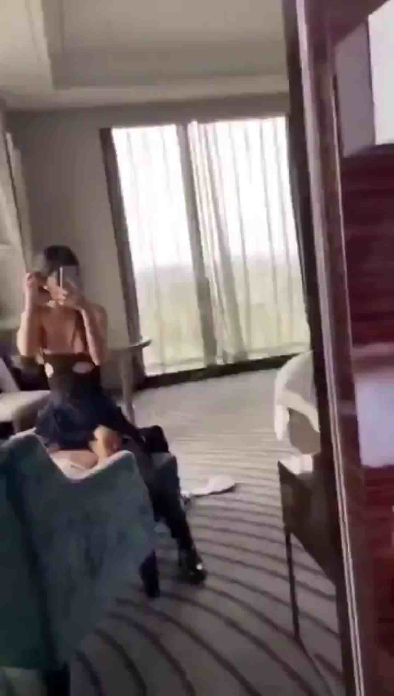  双马尾萝莉居家做爱自拍 的剧照4