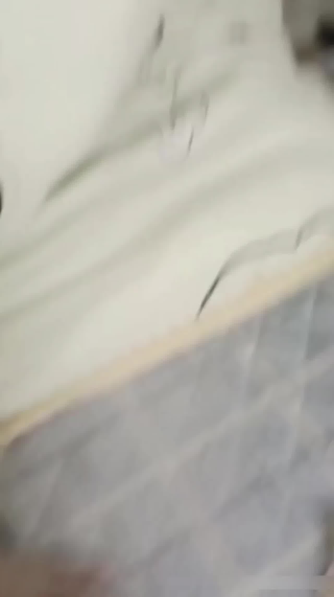  【兄妹乱伦强上二姐】强推白丝姐姐，居然还是第一次吃鸡，连二姐夫都的都没吃过，嘴上说不想要扒开内裤都湿 的剧照2