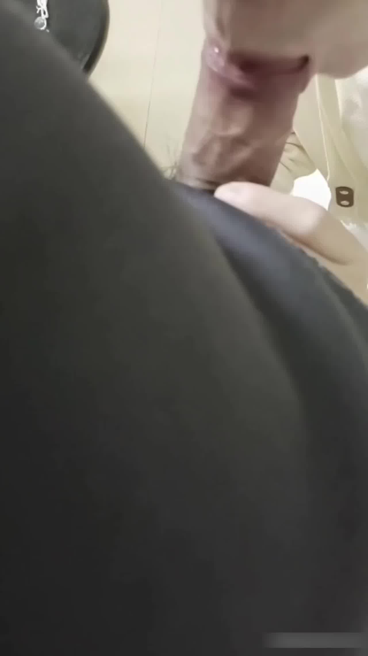  【兄妹乱伦强上二姐】强推白丝姐姐，居然还是第一次吃鸡，连二姐夫都的都没吃过，嘴上说不想要扒开内裤都湿 的剧照4