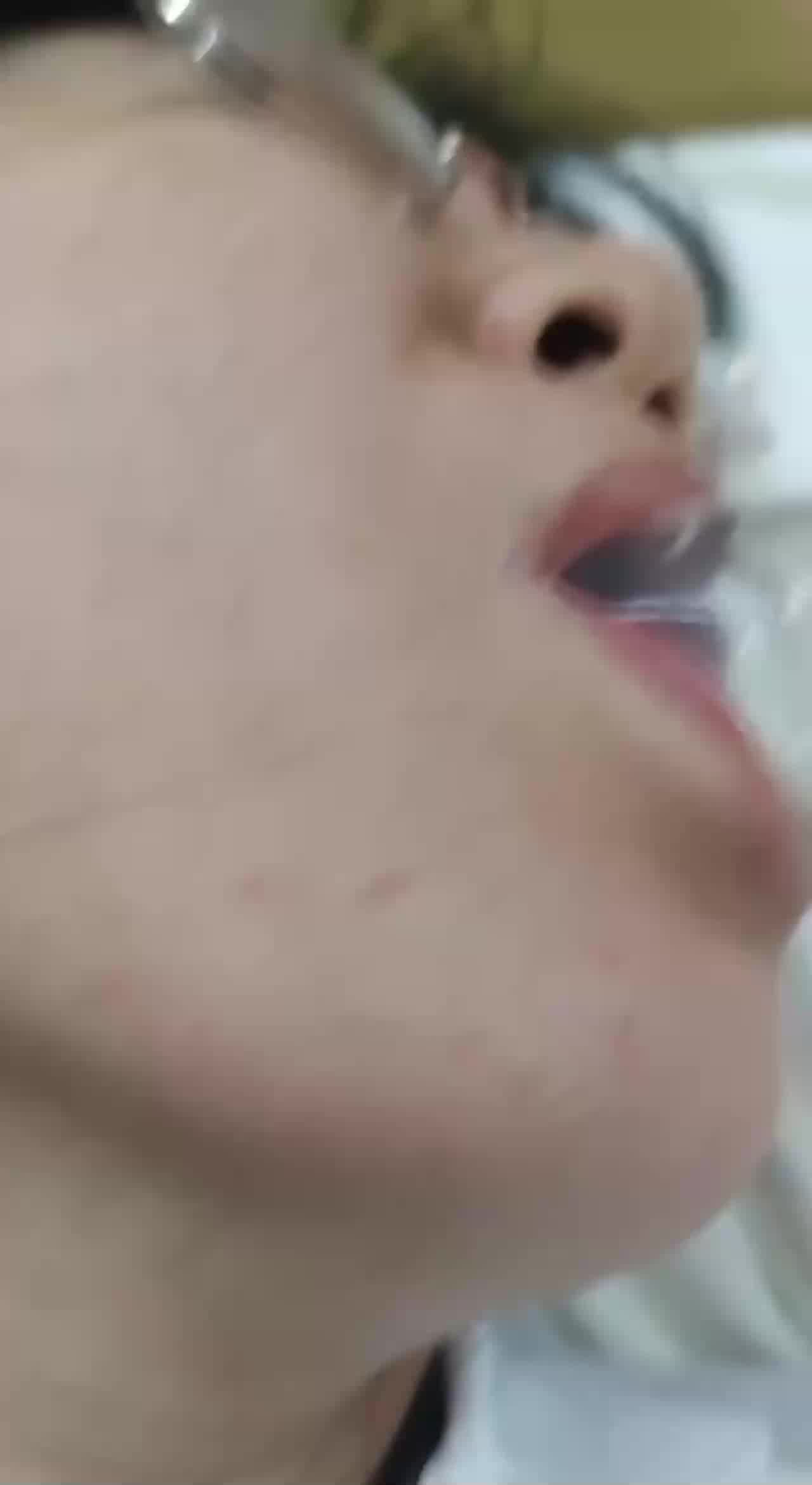  调教眼镜娘高中生，吃着假屌SM 的剧照5