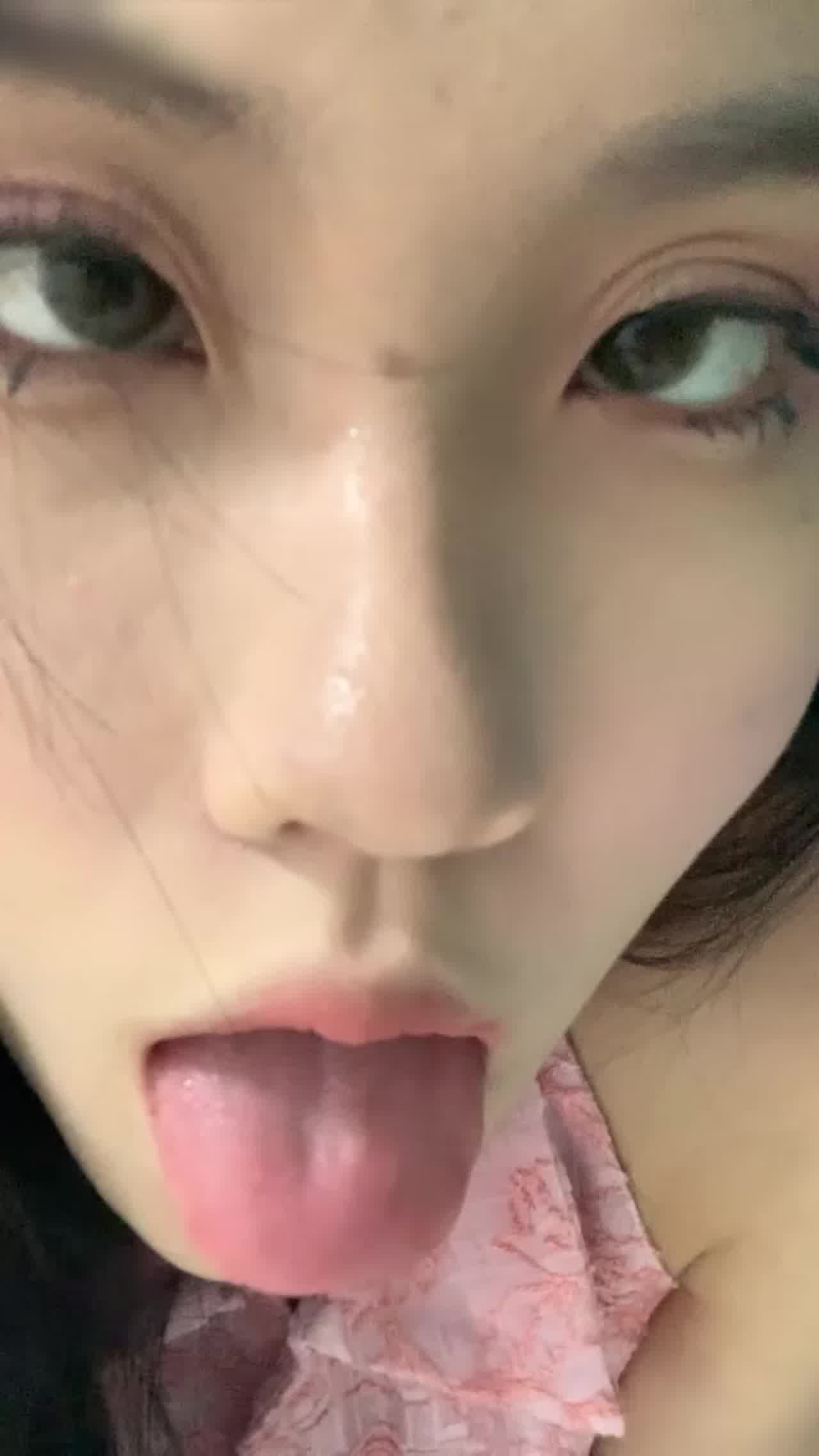  谁给这小骚货一顿好活！勾引红舌狂舔特写美足 的剧照9