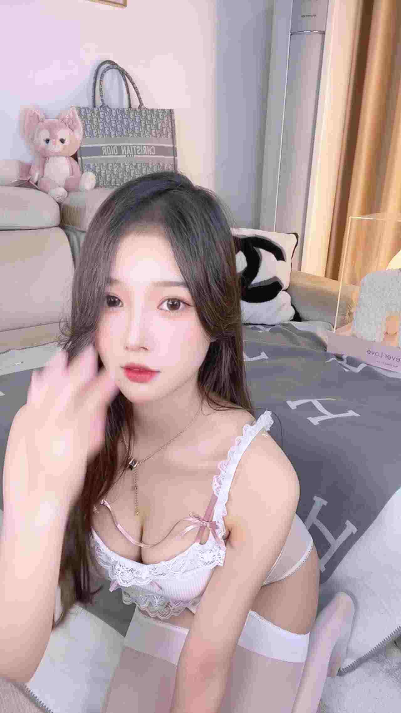  漂酿清纯正妹穿了好几套情趣套装私拍 超级反差骚 的剧照2