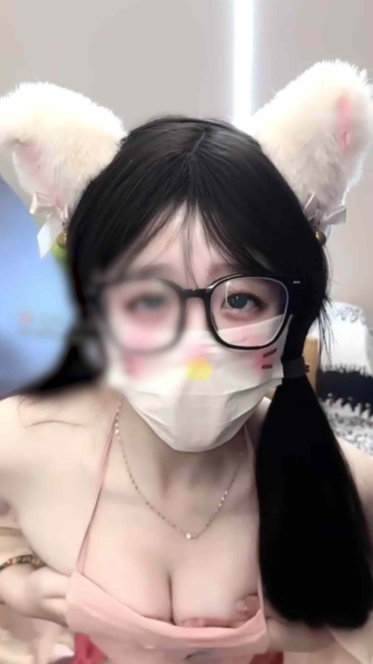  爽了老铁猫耳粉舌少女卖弄骚姿 的剧照4
