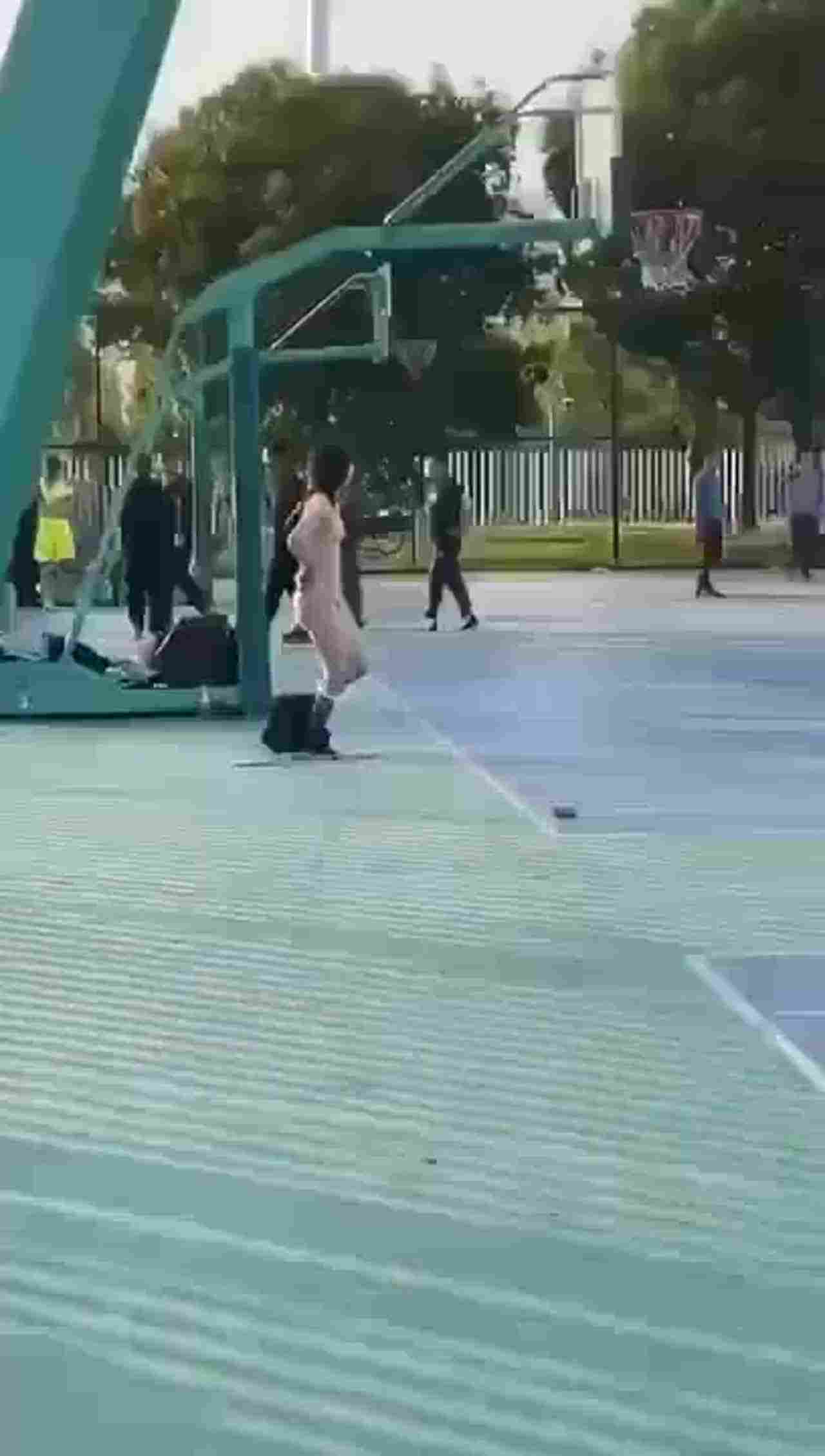  正妹球场脱衣加油，还是来帮倒忙的？看的大家整个懵掉了 的剧照6