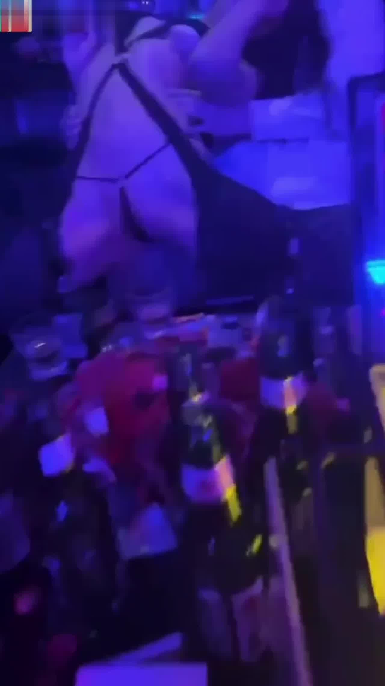  舞蹈系校花酒吧上班勾引中年大叔 的剧照8