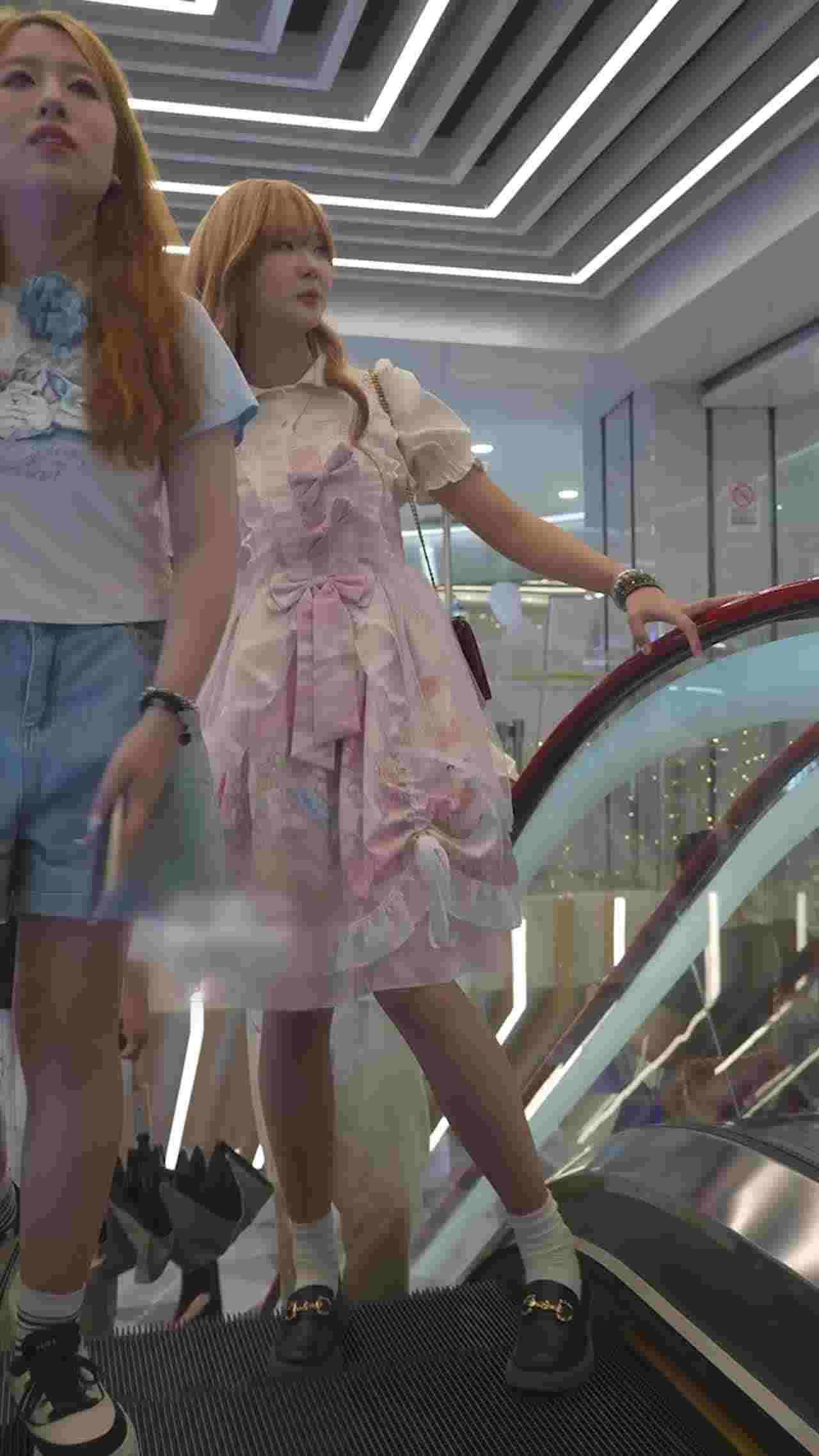  抄底！直击少女萝莉裙底下风光 的剧照8