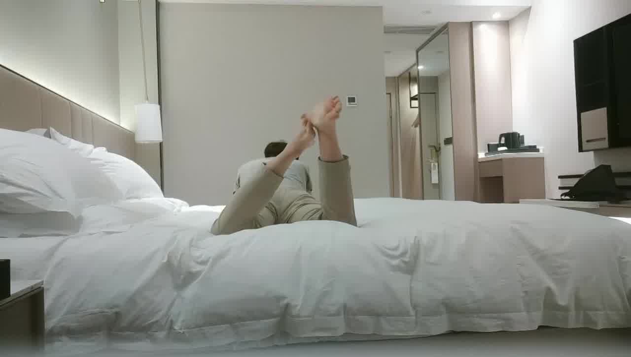  广西小姐姐，甜美苗条又听话，老金残暴输出狂插不止，高潮迭起精彩一战 的剧照1