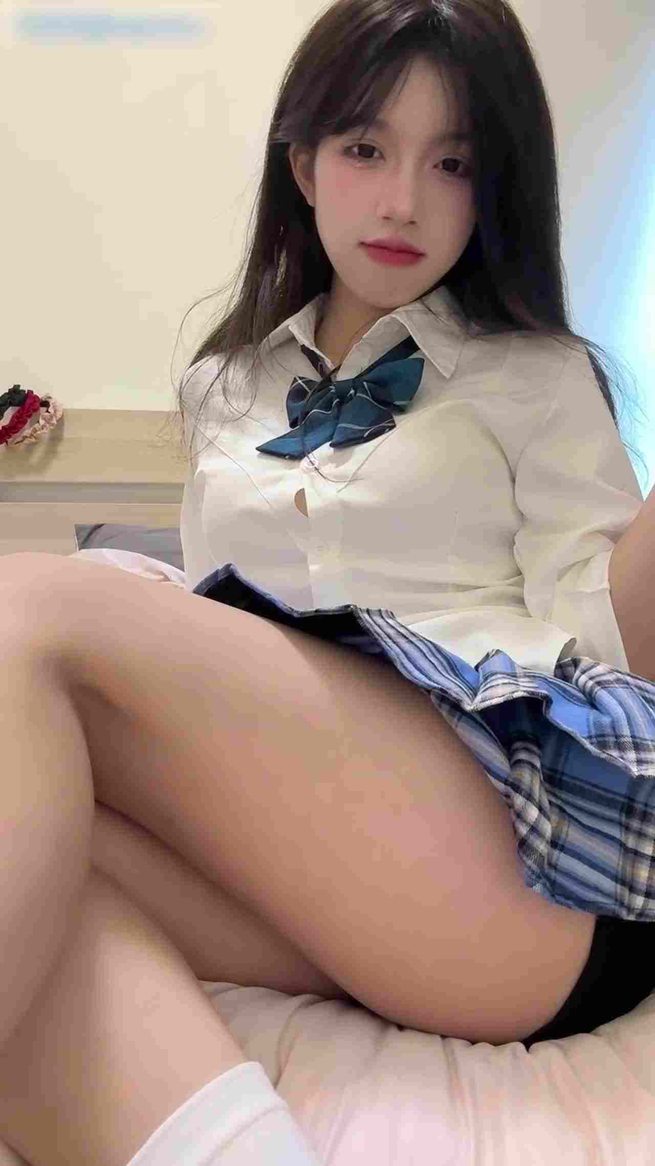  好想舔这双脚，白袜才是经典 的剧照2