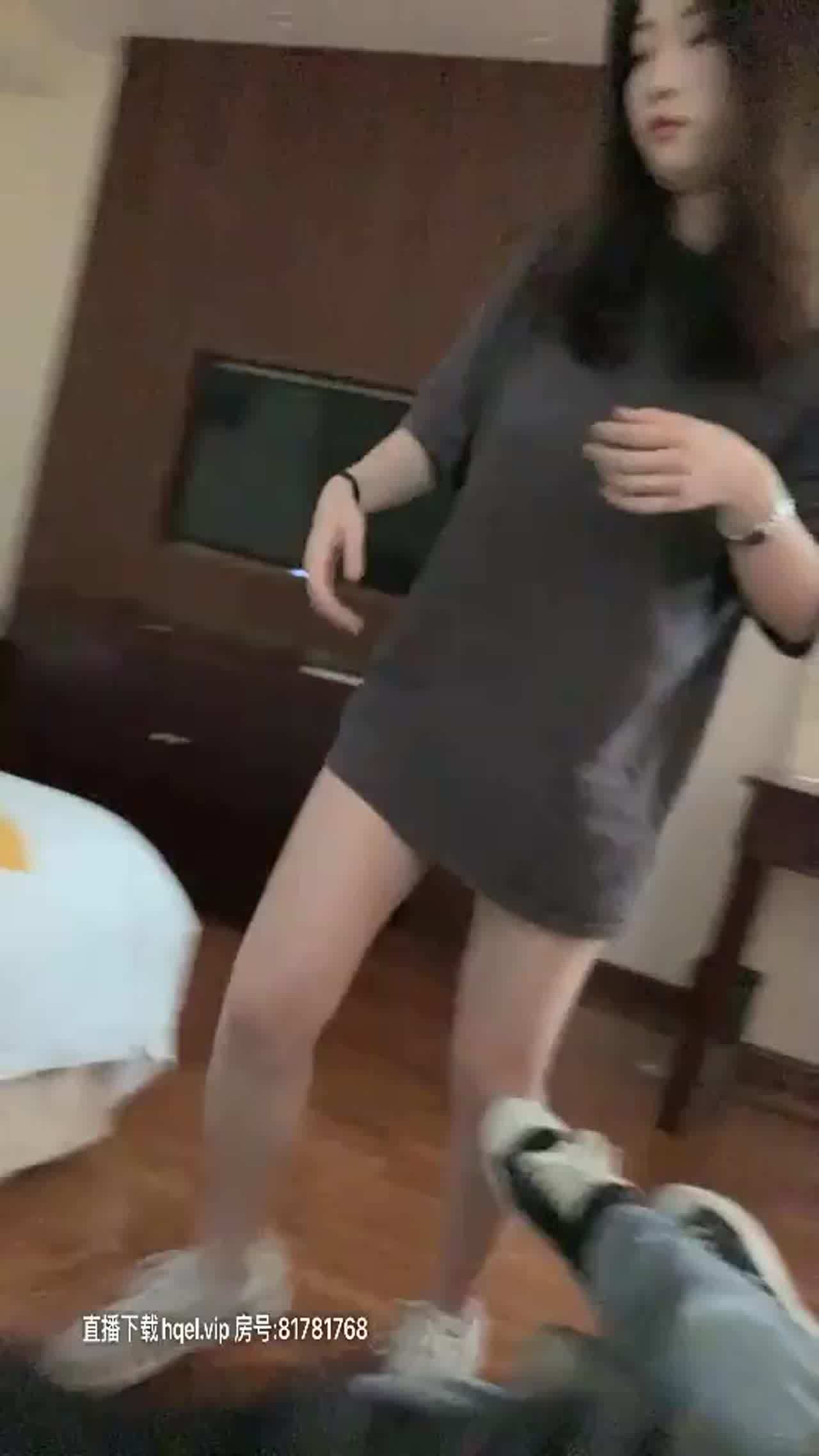  三人行之清纯小妹被男友带到酒店和好友3P（二） 的剧照4