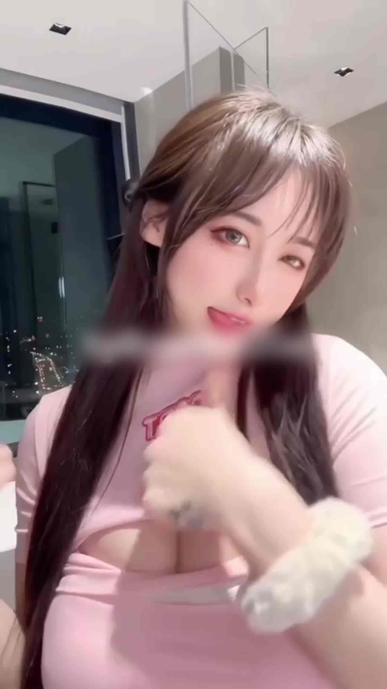  极品爆乳小姐姐跳舞吃西瓜好诱惑 的剧照3