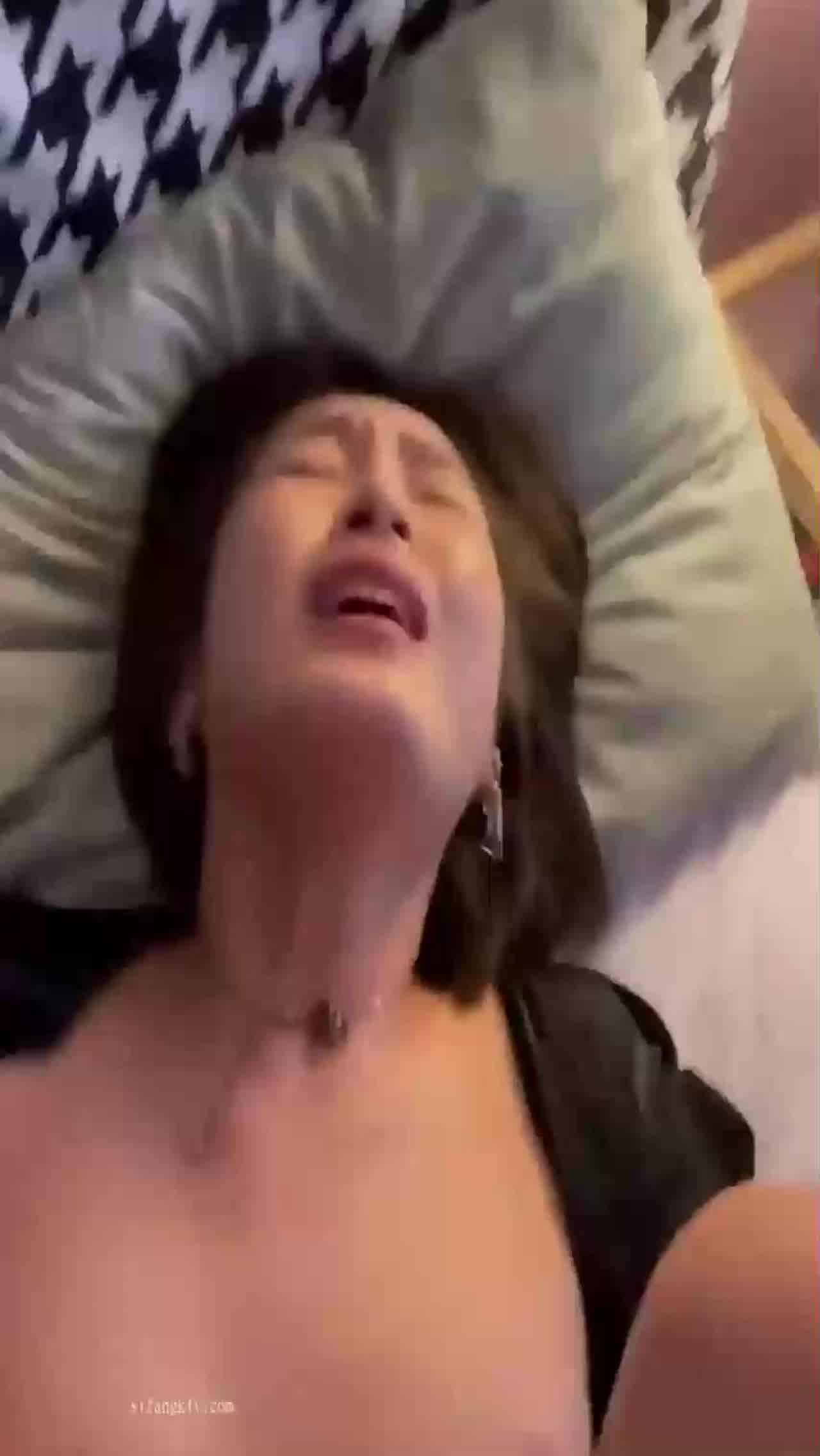  真的要哭了！清纯大学生被我大鸡巴的一次次冲击下，逐渐迷失 的剧照4