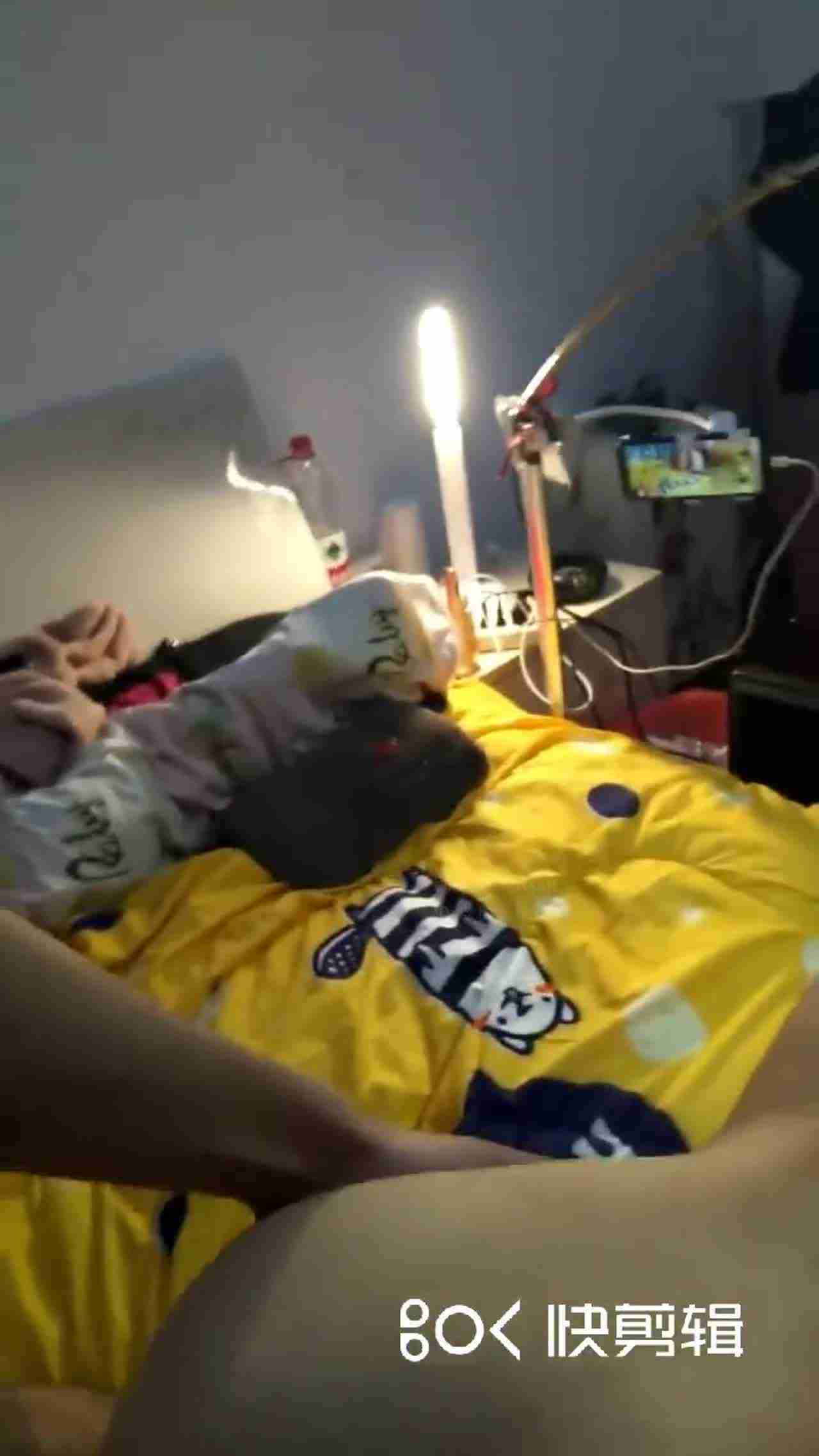  颜值高身材好皮肤白歆，3P呻吟诱人给力 的剧照3