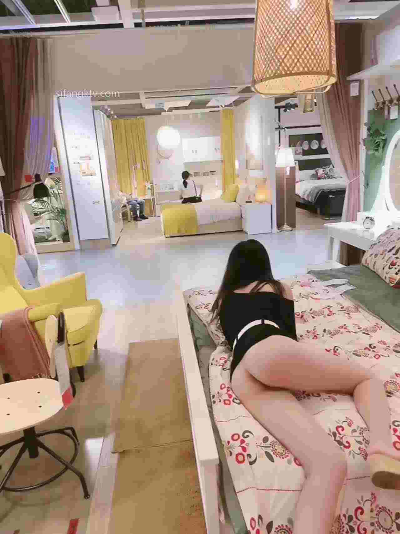  在ikea大胆把裙子露出来 的剧照7